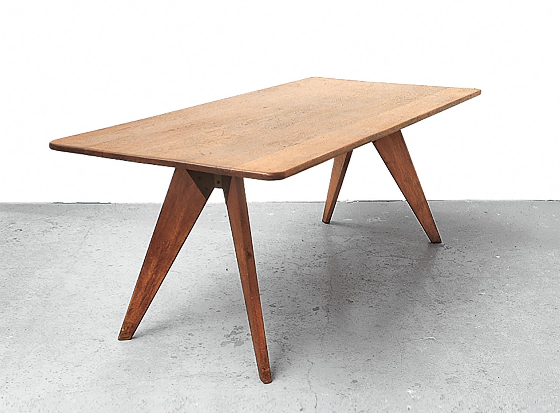 Table en bois, c. 1942. Prototype.