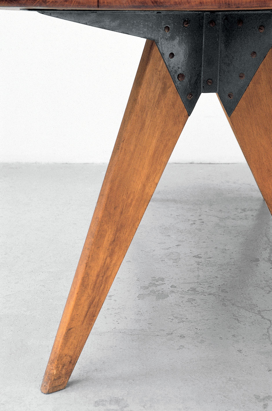 Wood table, ca. 1942. Prototype. Detail of the assemblage of the legs and the table-top with a piece of bent sheet metal.