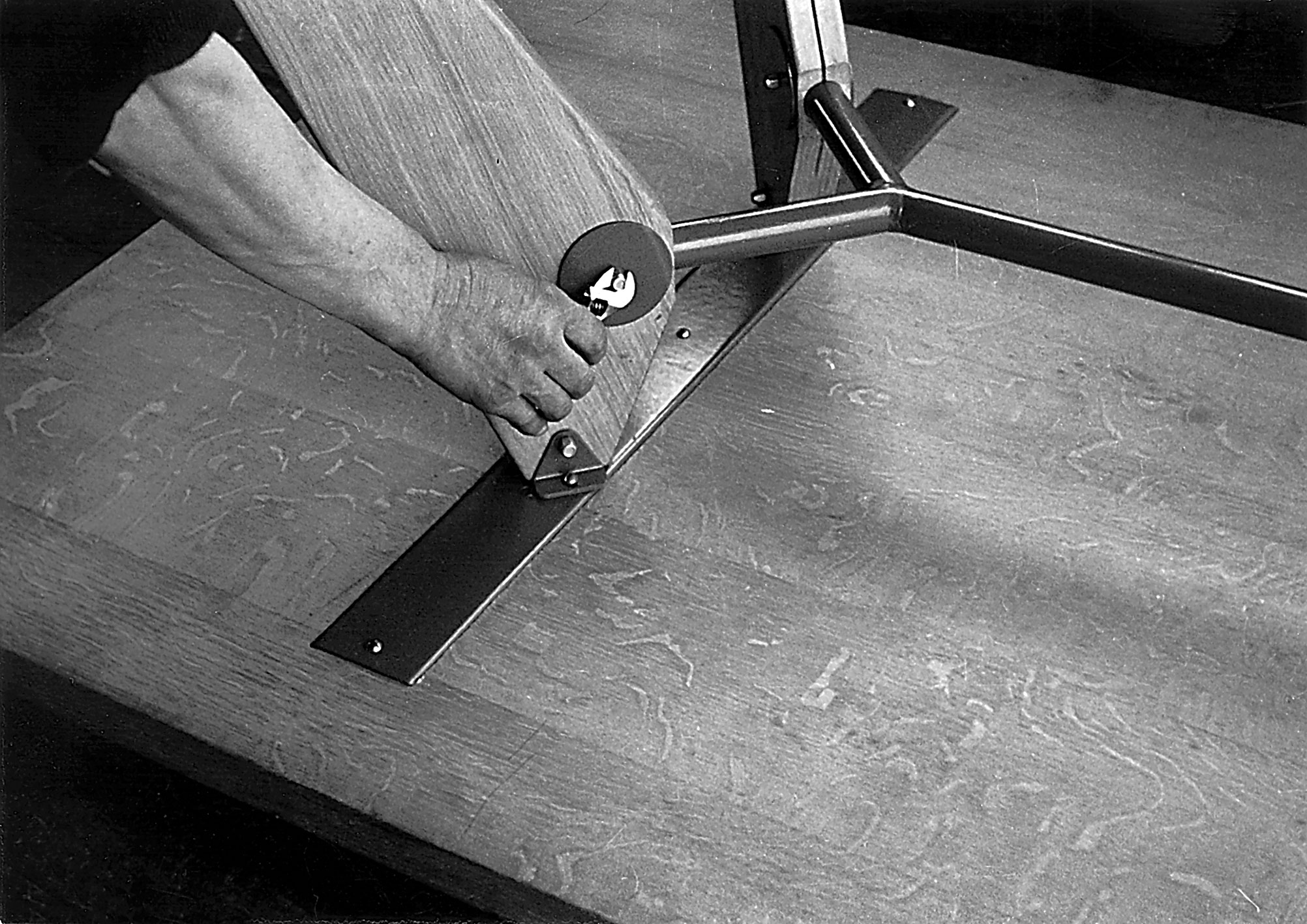 Table S.A.M. n° 502, 1951. Montage dans le bureau de Jean Prouvé à Maxéville, c. 1951.