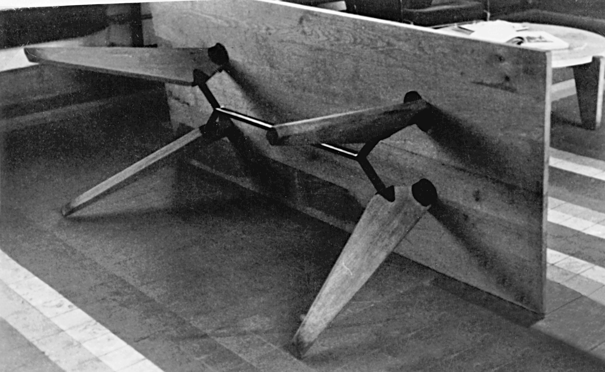Présentation du piètement d’une table S.A.M., foyer de l’imprimerie Berger-Levrault, Nancy, c. 1942.