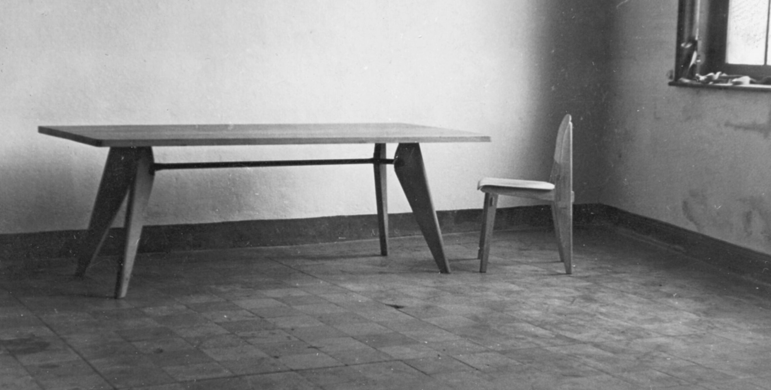 Table S.A.M. Pièce de l’ensemble « Mobilier d’urgence », 1945.