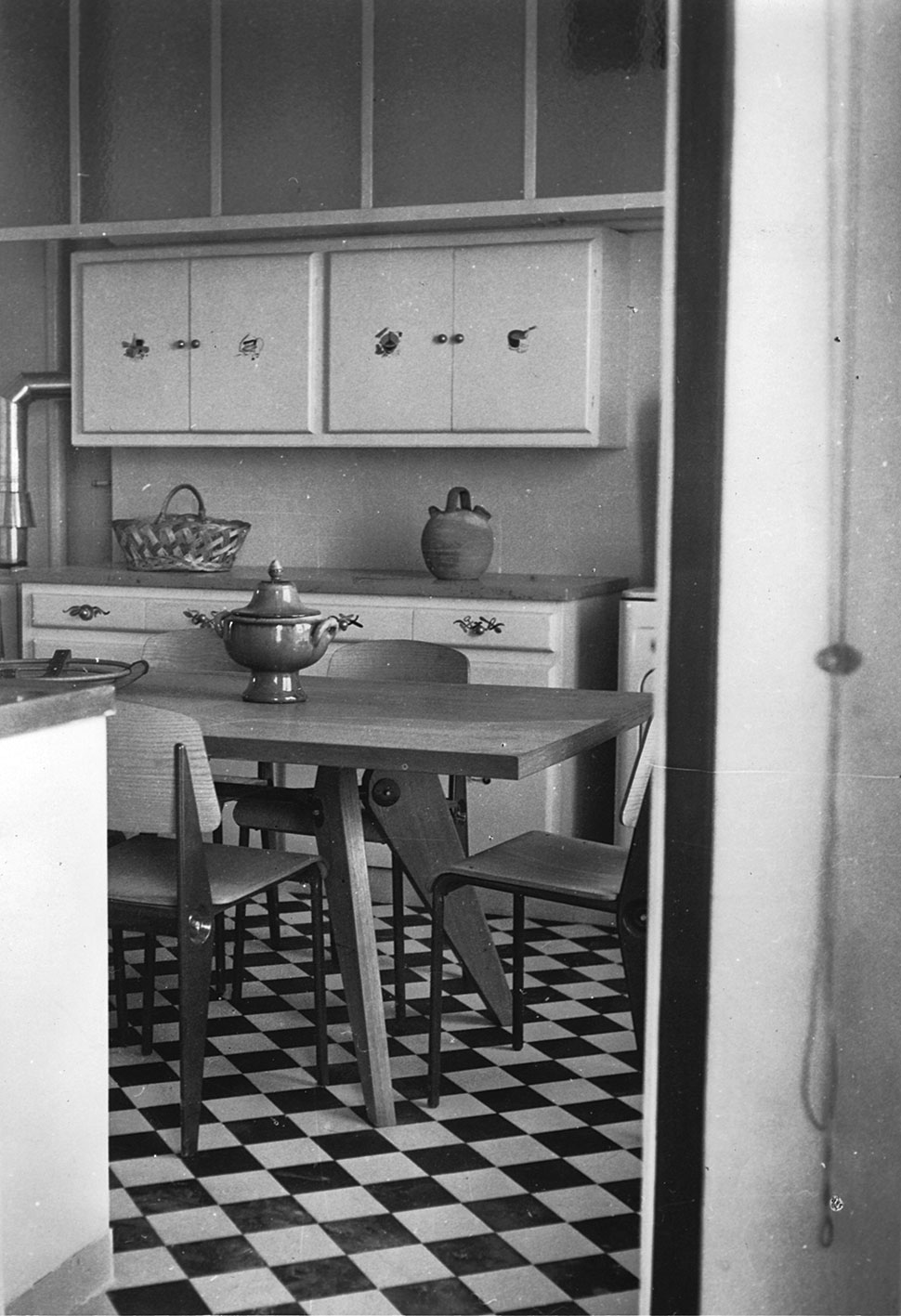 Cuisine d’un appartement témoin avec une table S.A.M. n° 502 et des chaises Cafétéria n° 300, présenté par le ministère de la Reconstruction, c. 1951.