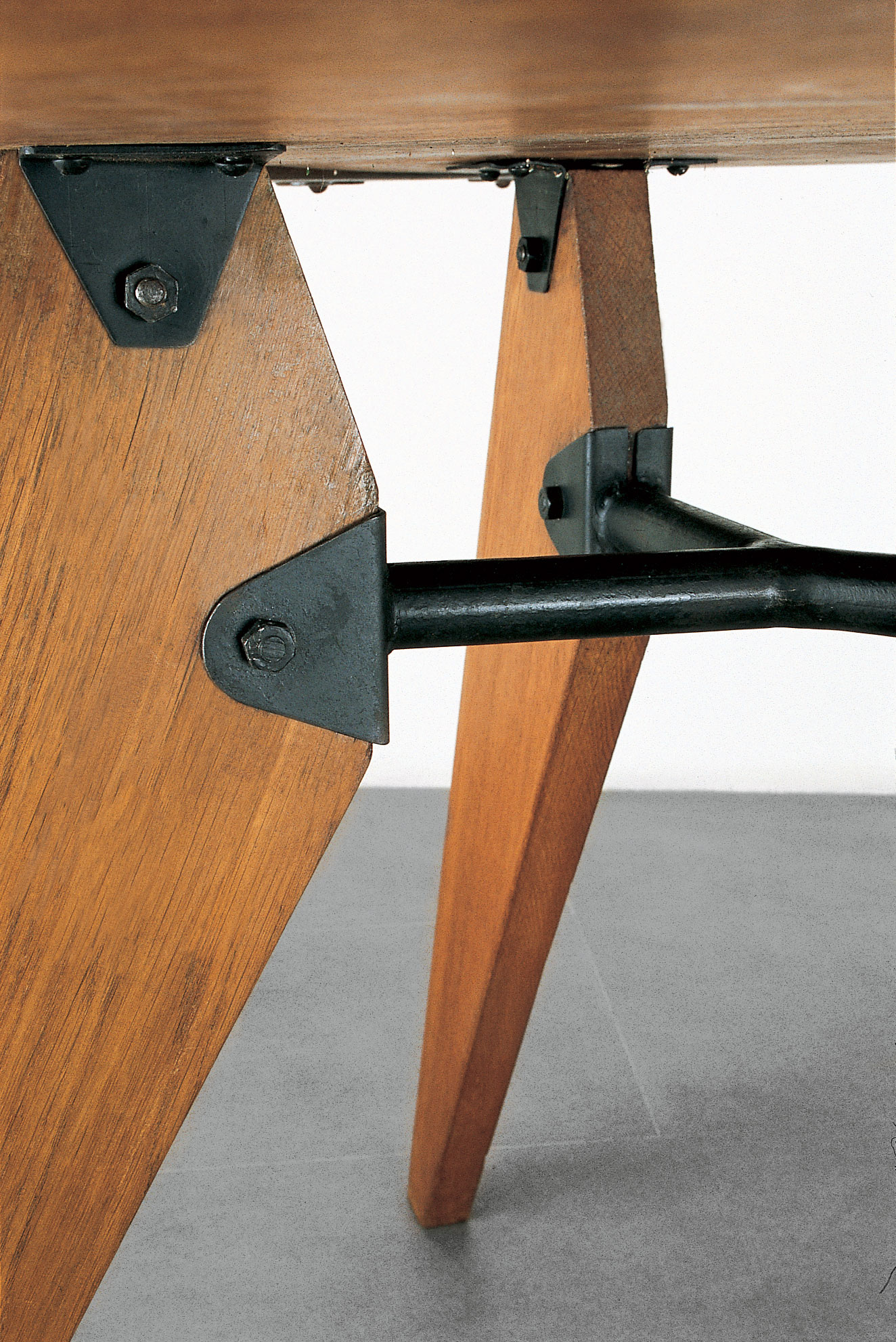 TS 11 table, 1947. Detail showing the fixation of the crossmember to the legs with metal stirrups.