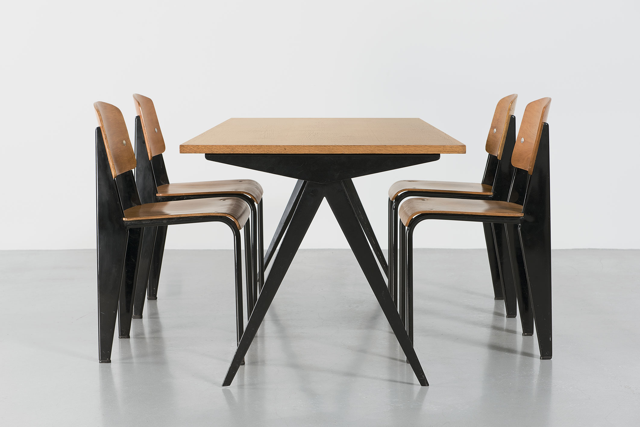 Cafétéria no. 512 table, 1953, and Métropole no. 305 chairs, 1950.