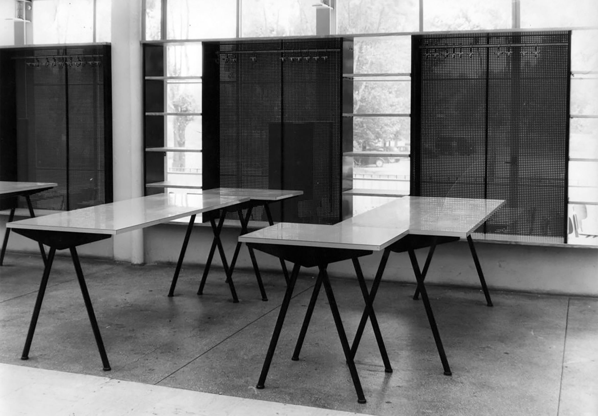 Cité universitaire, Antony (E. Beaudouin et P. Fournier, arch., 1951-1957). Le restaurant universitaire équipé de tables Compas, c. 1956.