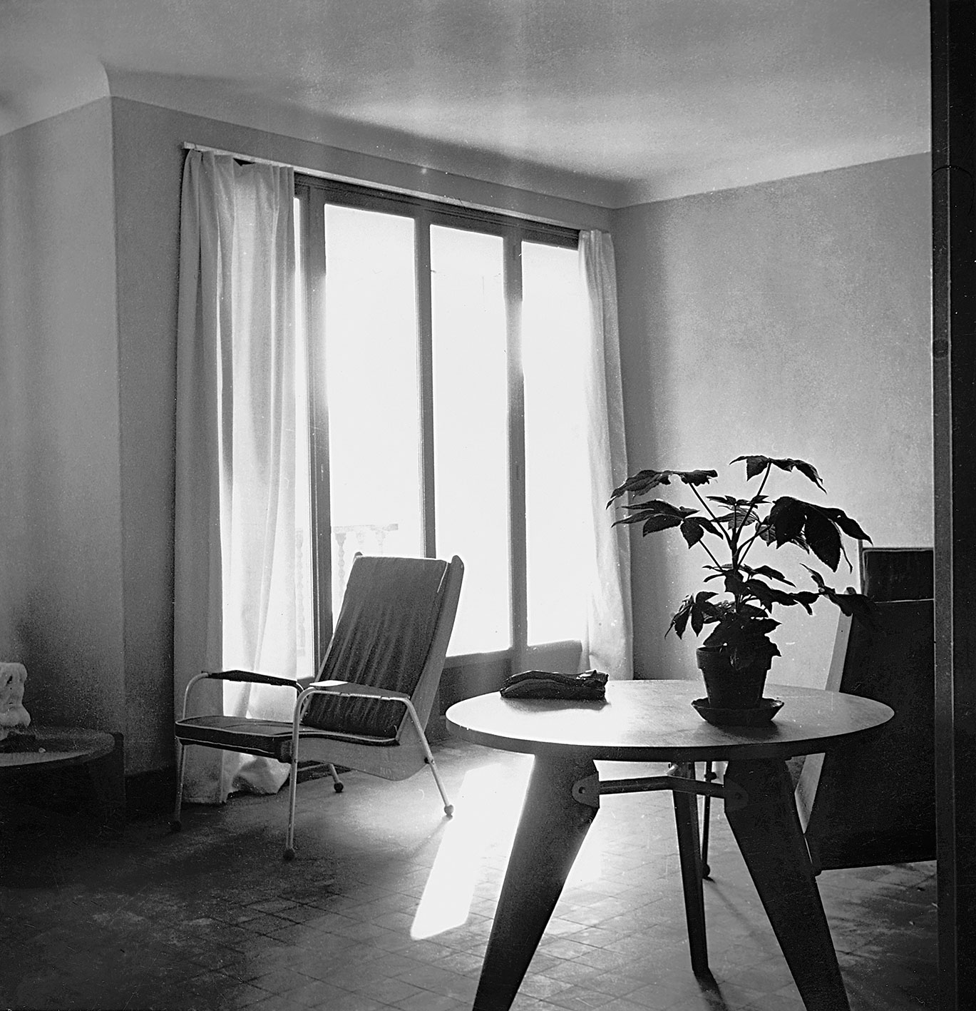 Model apartment furnished with Visiteur FV 13 armchairs and with a guéridon GH 11, presented by the Ministère de la Reconstruction, ca. 1950.
