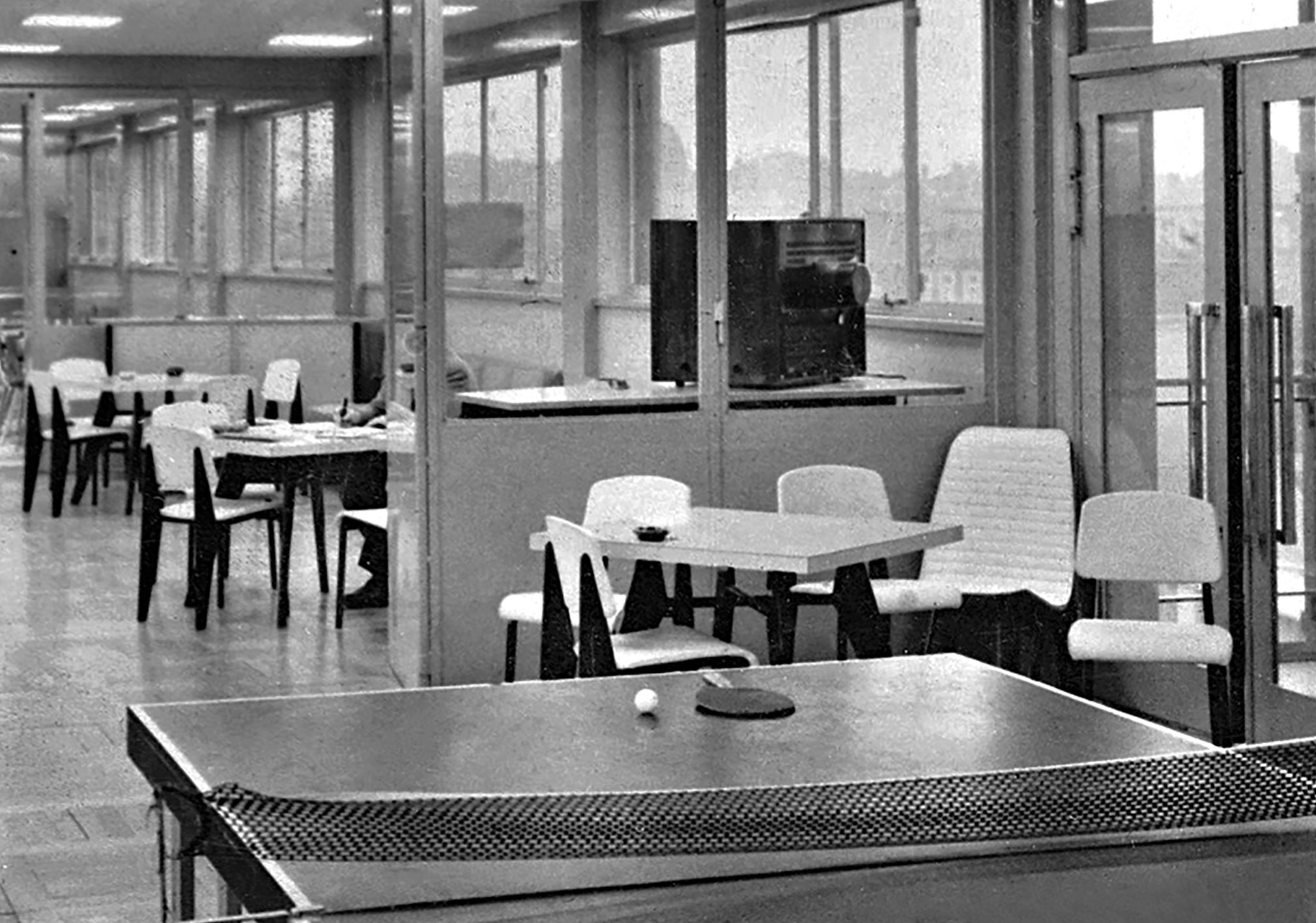 Centre de réadaptation fonctionnelle, Nancy (R. Lamoise et R. Malot, arch., 1955-1958). Réfectoire et salle de jeux équipés de guéridons Cafétéria n° 511, chaises n° 305 et fauteuils légers n° 356, c. 1958.