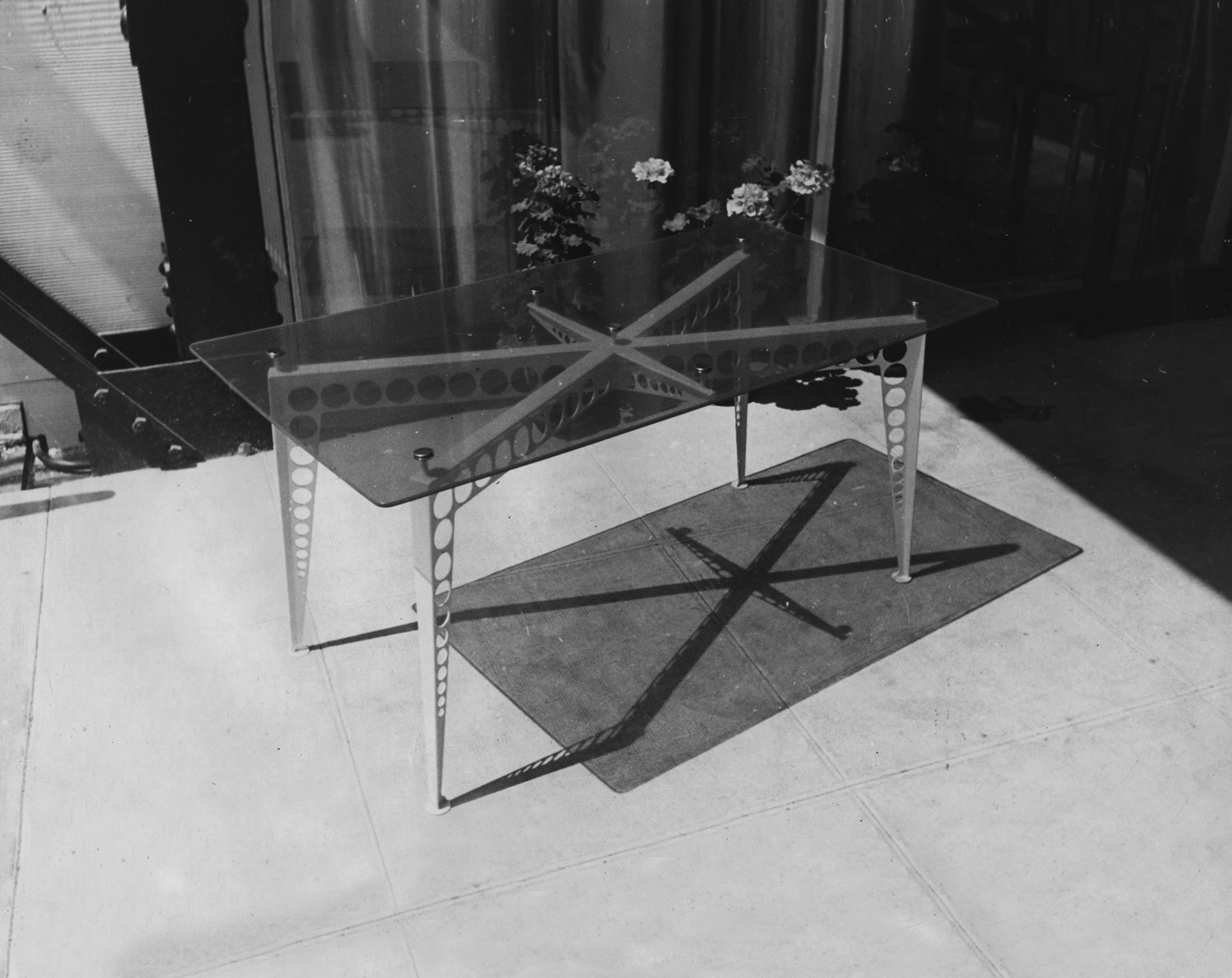 Lawn coffee table, 1937 with Jacques André. Perforated and bent sheet steel, and Rhodoïd Presentation: Union des Artistes Modernes Exposition internationale, Paris, 1937.