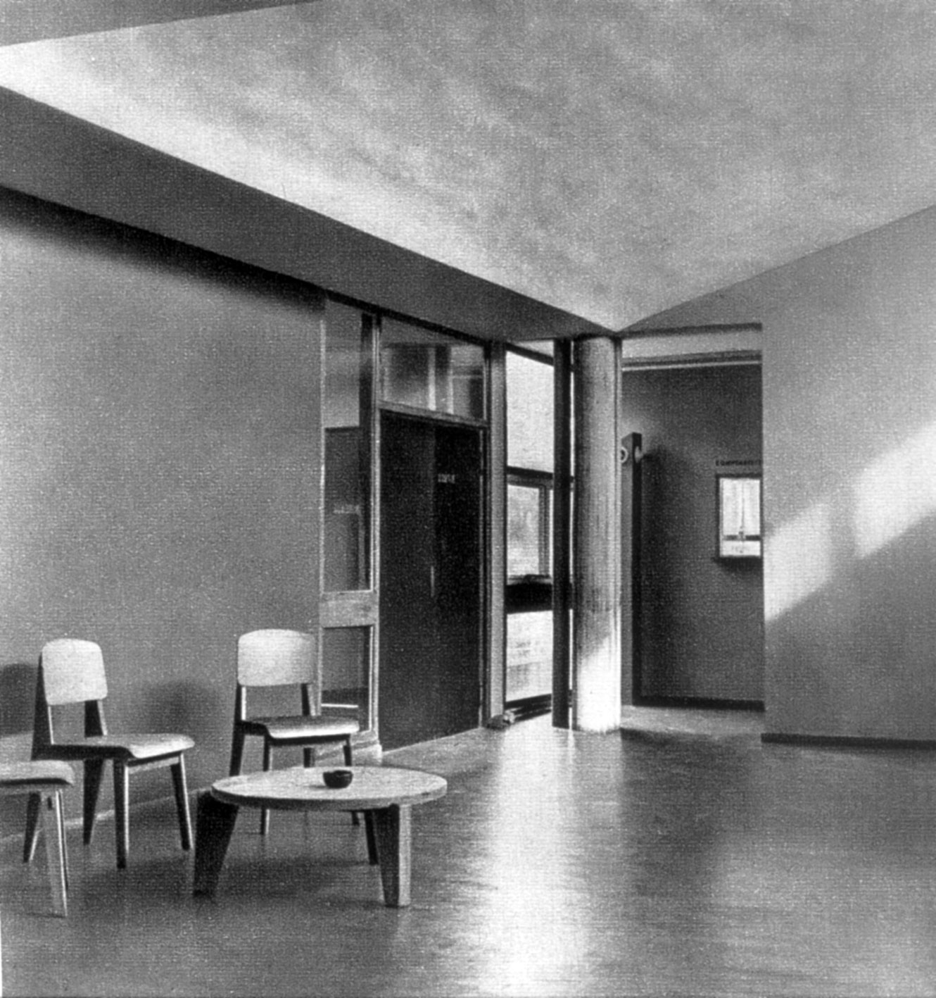 Usine Claude et Duval, Saint-Dié (Le Corbusier, arch., 1948-1951). Hall des bureaux, meublé avec des chaises Tout Bois et un guéridon n° 402. Publié dans <i>Domus,</i> avril 1953.