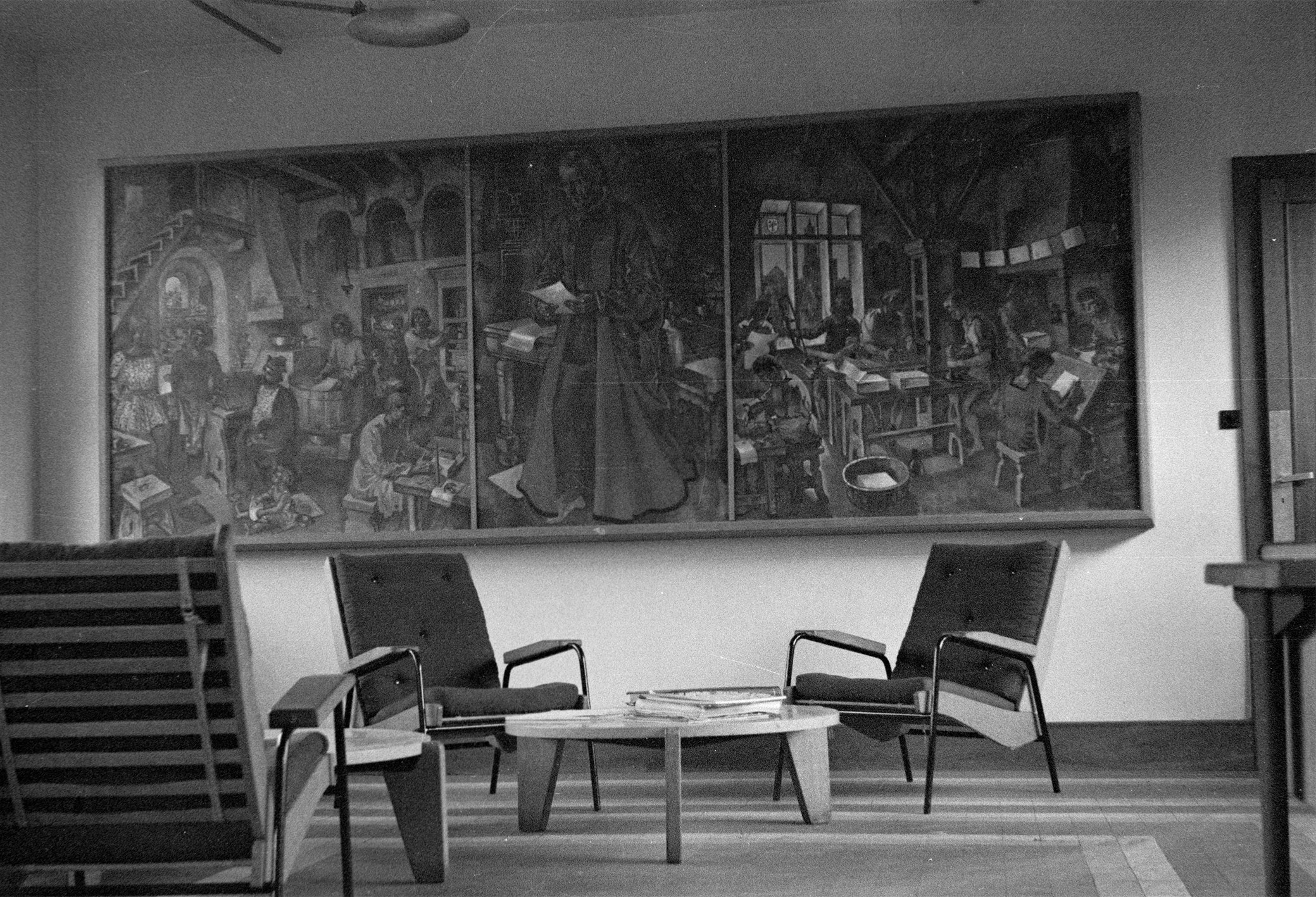 Hall d’accueil de l’imprimerie Berger-Levrault, Nancy, équipé de fauteuils Visiteur et de guéridons bas, c. 1942.