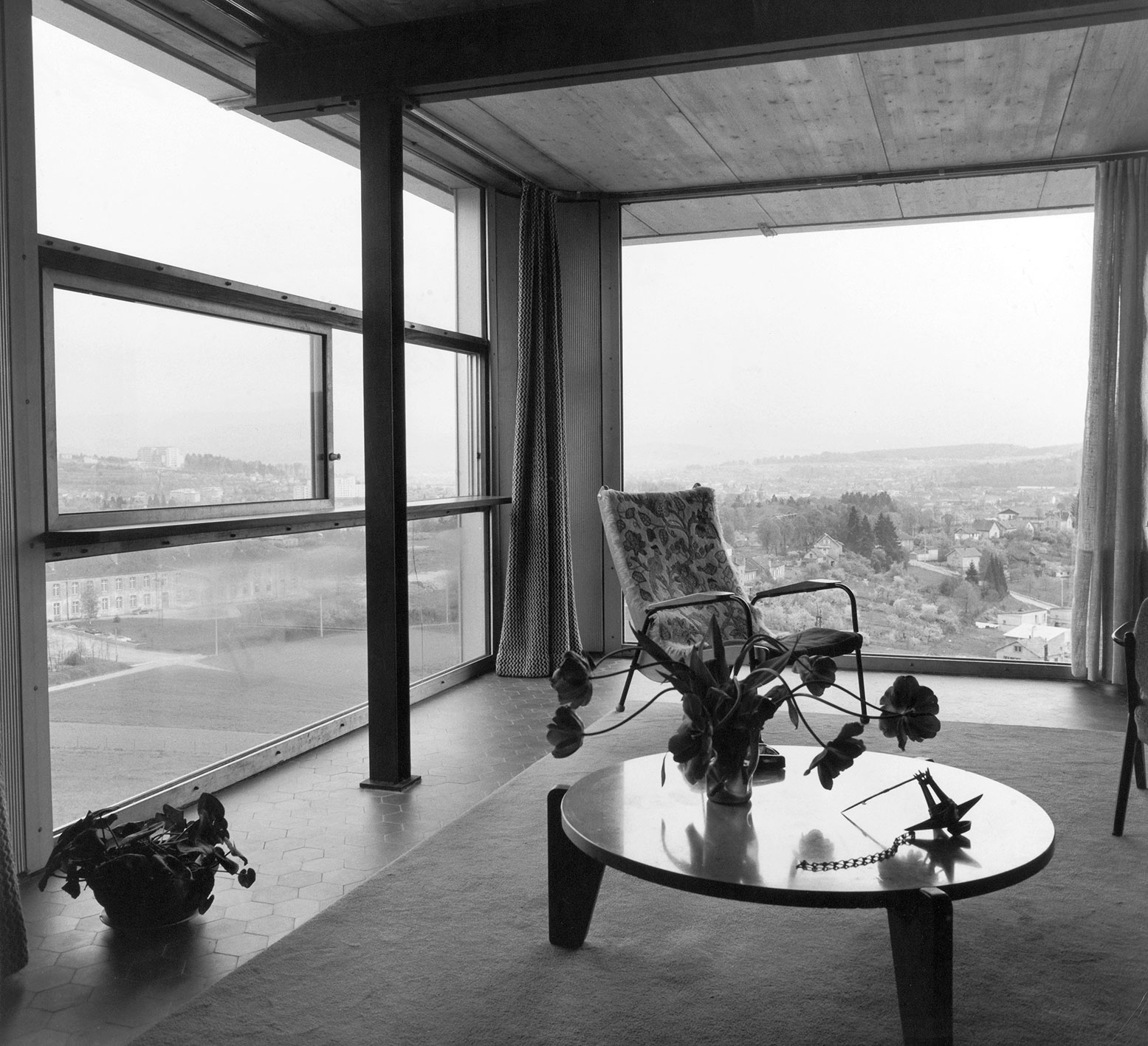 Maison à Saint-Dié (J. Prouvé, avec E. Remondino et H. Baumann, arch., 1961). Coin-salon meublé d’un fauteuil Visiteur et d’un guéridon n° 402.