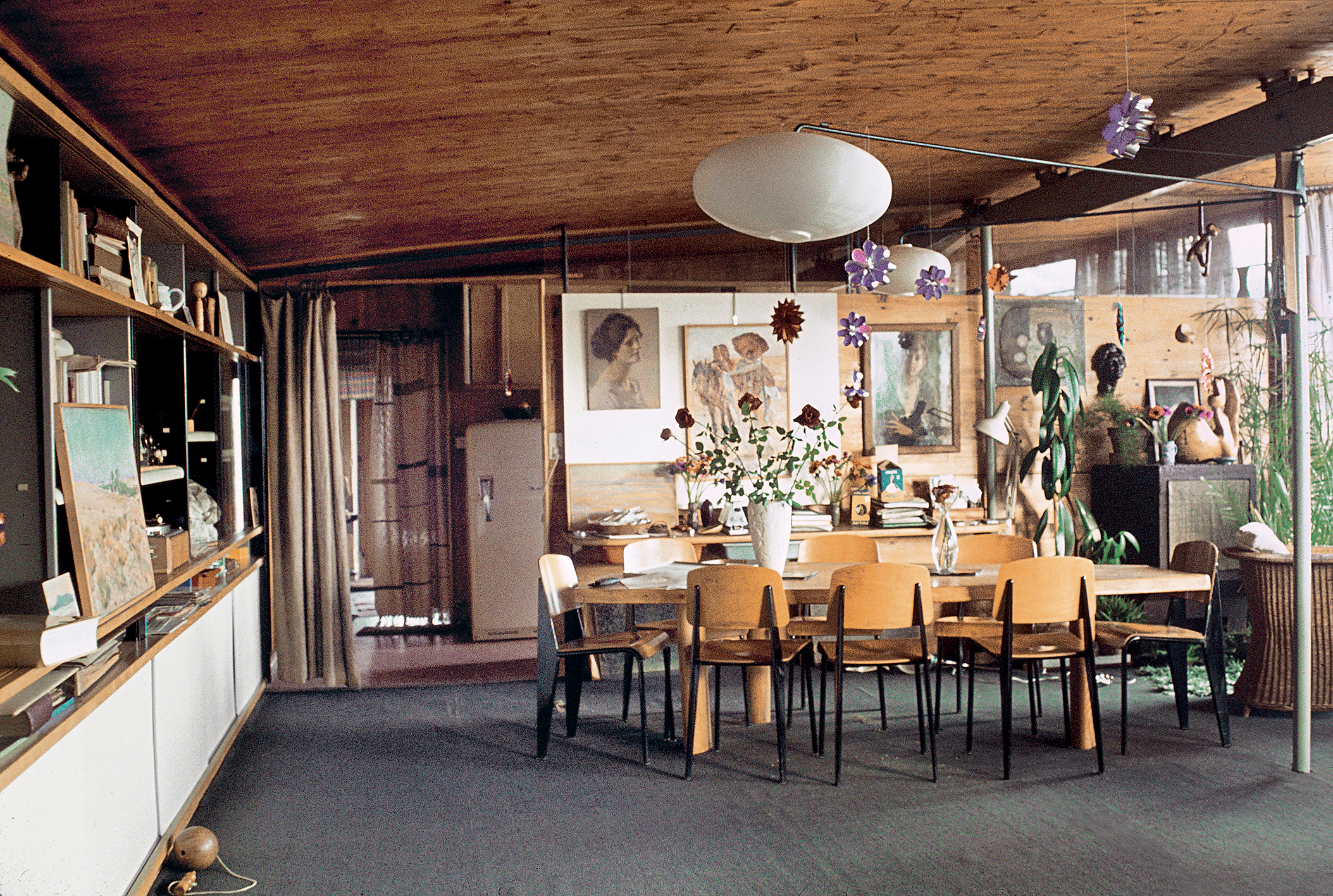 La maison Jean Prouvé. Le coin-repas aménagé avec une table spécialement conçue par Pierre Jeanneret en 1943, des chaises Métropole n° 305 et une potence d’éclairage pivotante. Le Haut-du-Lièvre, Nancy, c. 1955.