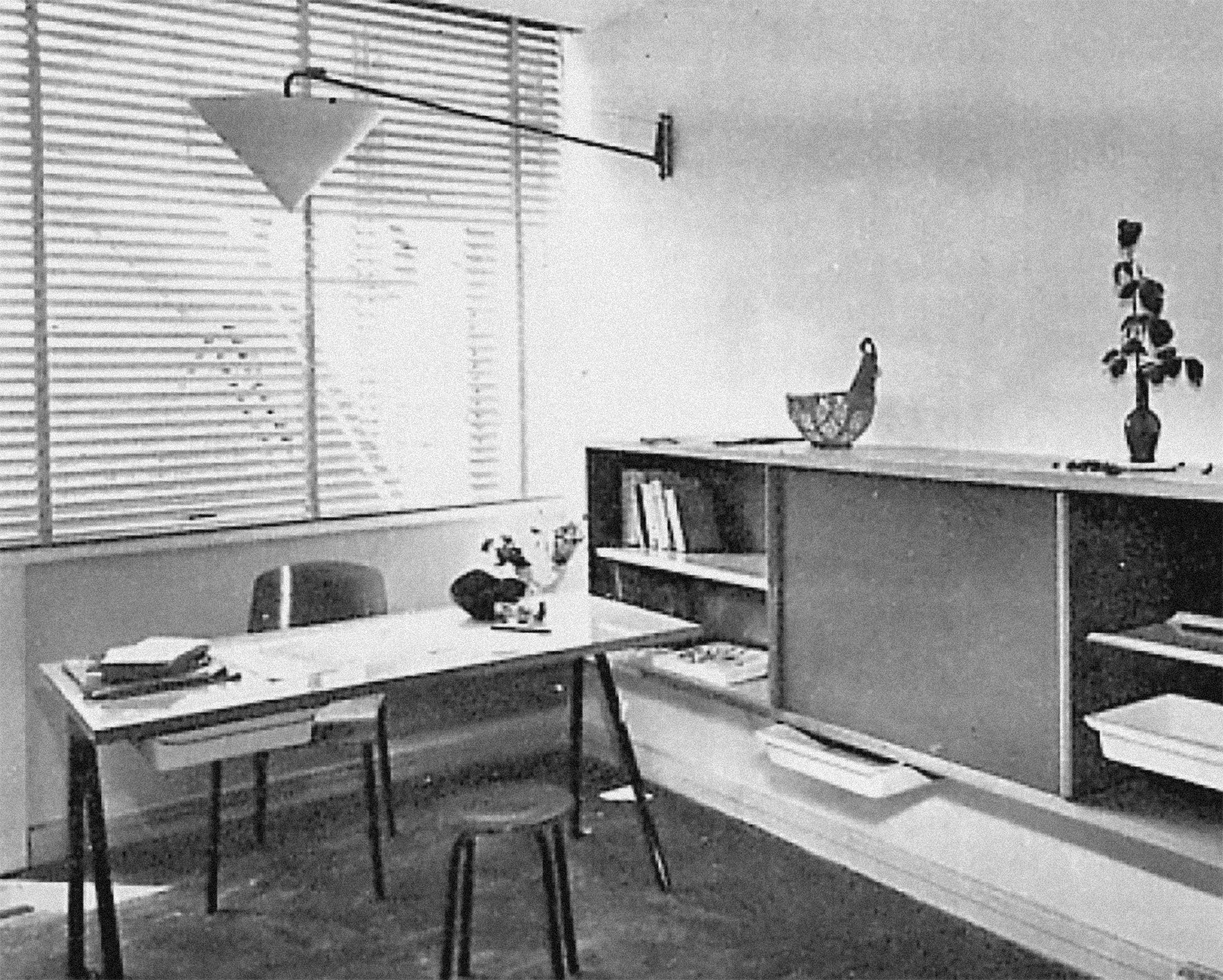 Cité universitaire, Antony (E. Beaudouin et P. Fournier, arch., 1951-1957). Une des 150 chambres de célibataire aménagées par l’équipe Prouvé-Perriand-Villiger, 1955.
