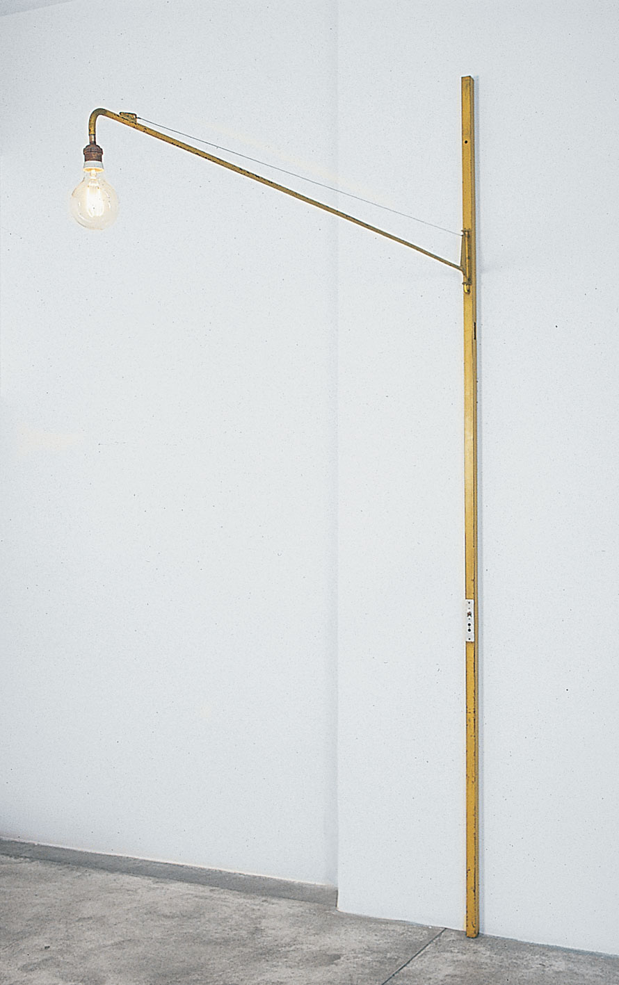 Potence d’éclairage orientable montée sur tube carré pour le passage des fils, 1948. Provenance : école de la Verrerie, Croismare.
