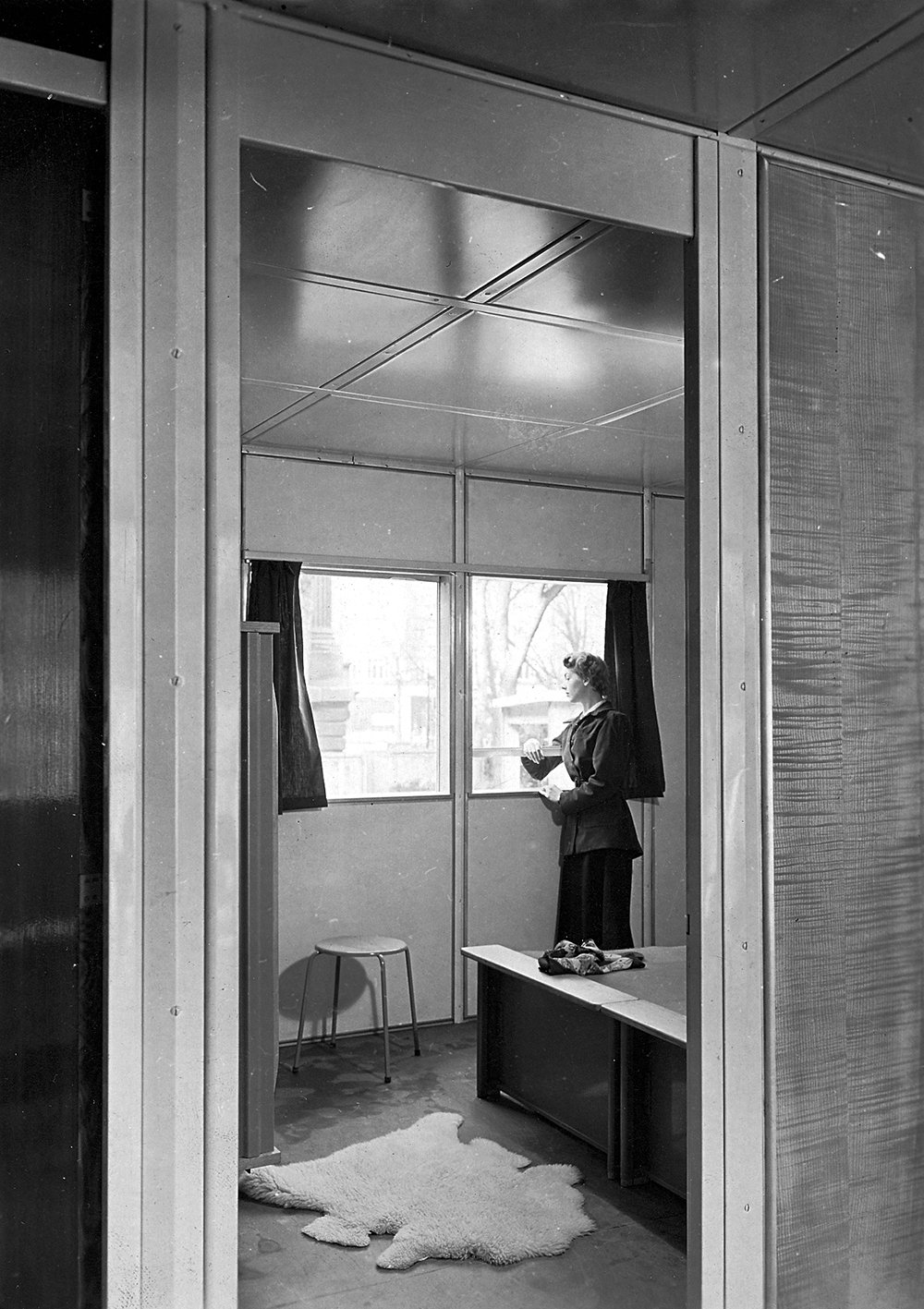 Prototype Métropole house presented by Ateliers Jean Prouvé in the Housing section of the Salon des Arts Ménagers, Paris, 1950 (architect H. Prouvé, 1949). Parents’ bedroom with two joined Cité LC 11 beds.