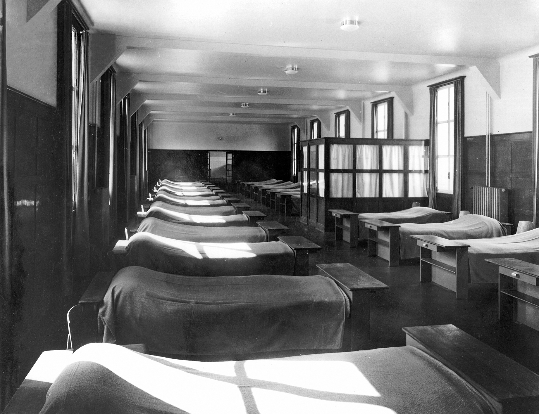 Internat du lycée Fabert, Metz (R. Parisot et P. Millochau, arch., 1936). Un des six dortoirs meublés de lits n° 102, c. 1937.