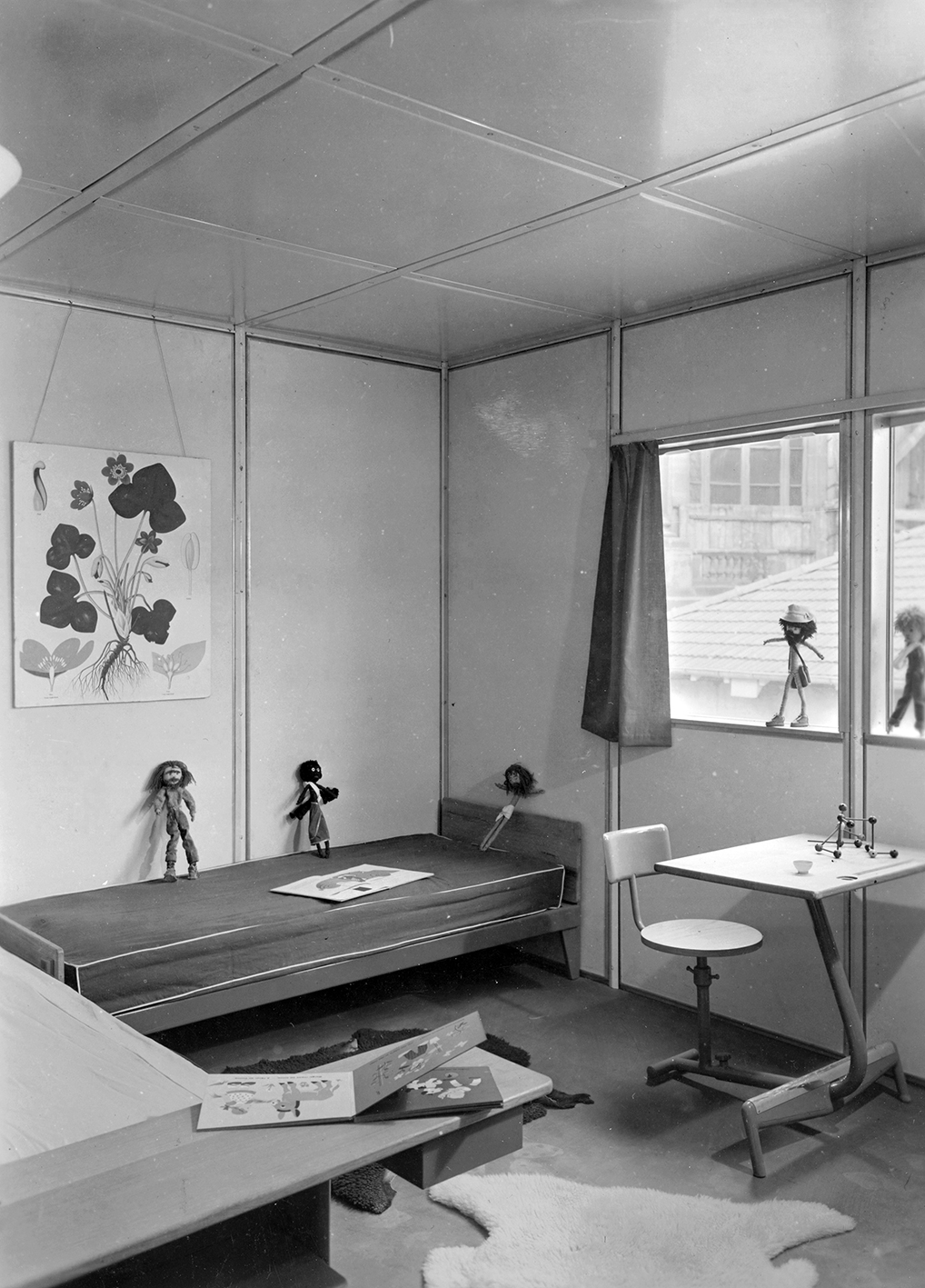 Prototype Métropole house presented by Ateliers Jean Prouvé in the Housing section of the Salon des Arts Ménagers, Paris, 1950 (architect H. Prouvé, 1949). Children’s bedroom with Flavigny beds and prototype single-seater desk.