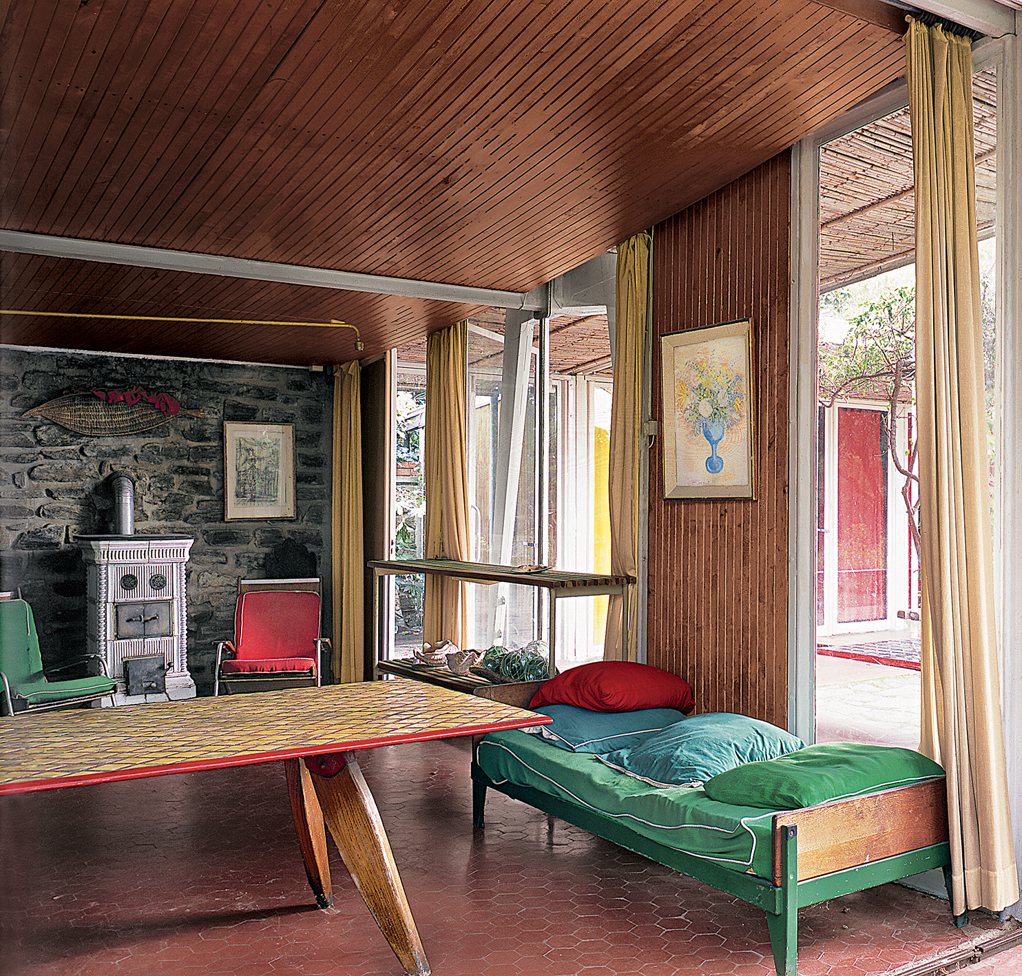 Dollander Villa, Saint-Clair, Var (architect H. Prouvé, 1949–1951). Partial view of the living room with a Triennale de Milan model table and a Flavigny LF 11 bed.