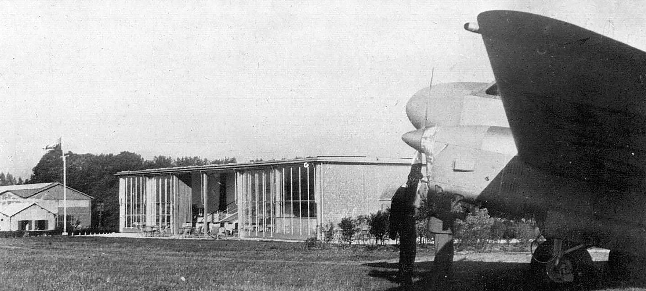 Aéroclub Roland-Garros, Buc, 1935 (Jean Prouvé, avec Eugène Beaudouin et Marcel Lods, arch.) paru dans <i>L’Architecture,</i> n° 4, avril 1938.