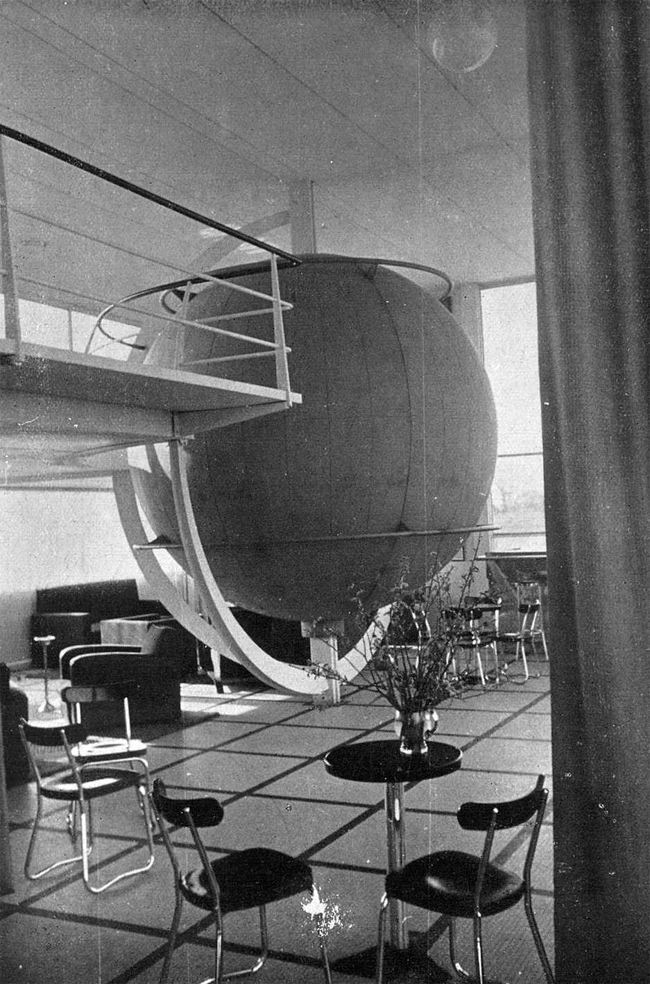 Aéroclub Roland-Garros, Buc, 1935 (Jean Prouvé, avec Eugène Beaudouin et Marcel Lods, arch.) paru dans <i>L’Architecture,</i> n° 4, avril 1938. Le bar et la salle de lecture.