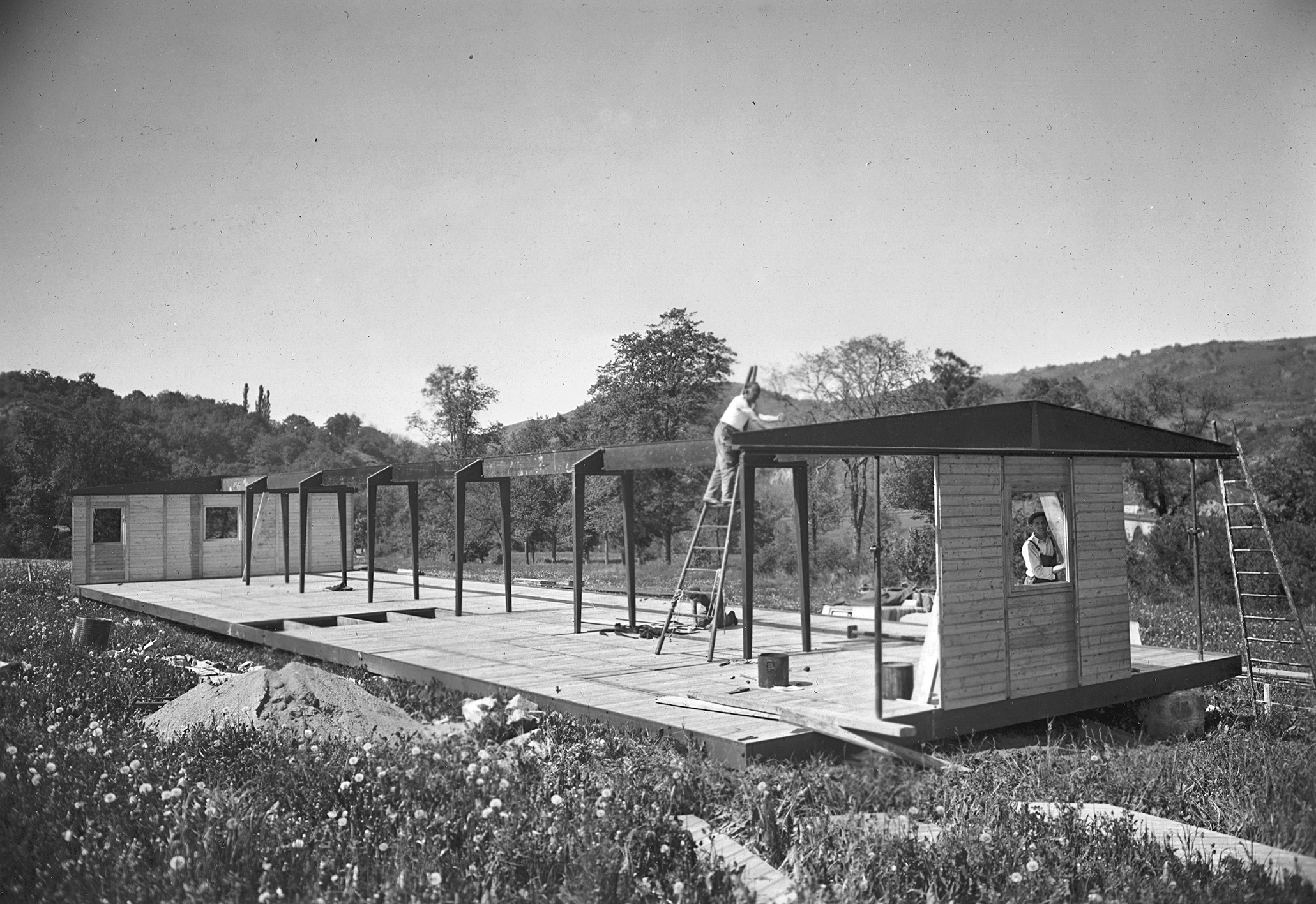 Pavillon démontable SCAL. Montage d’un des bâtiments de logements pour les ingénieurs, Issoire, mai 1940.