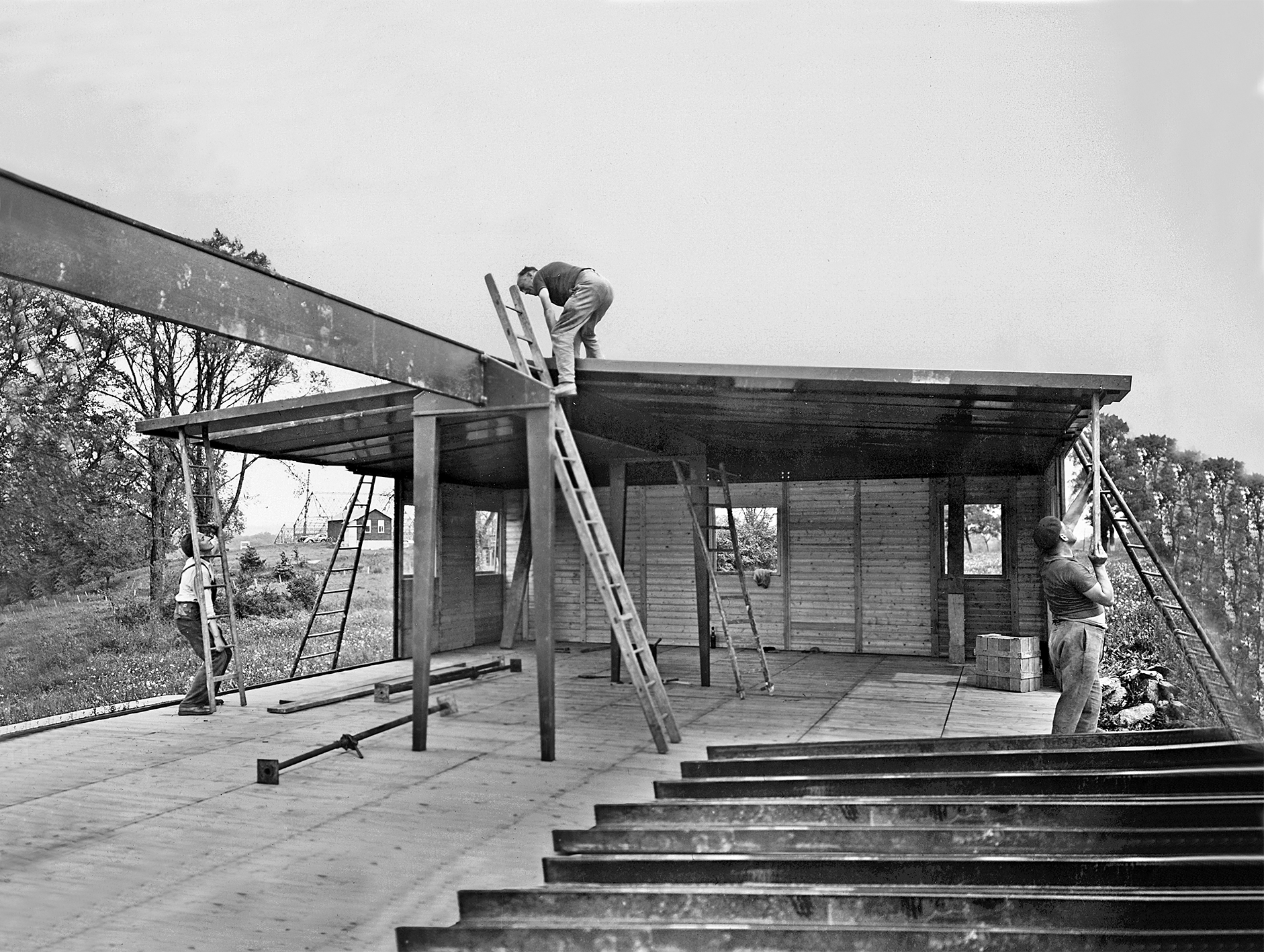 Pavillon démontable SCAL. Montage d’un des bâtiments de logements pour les ingénieurs, Issoire, mai 1940.
