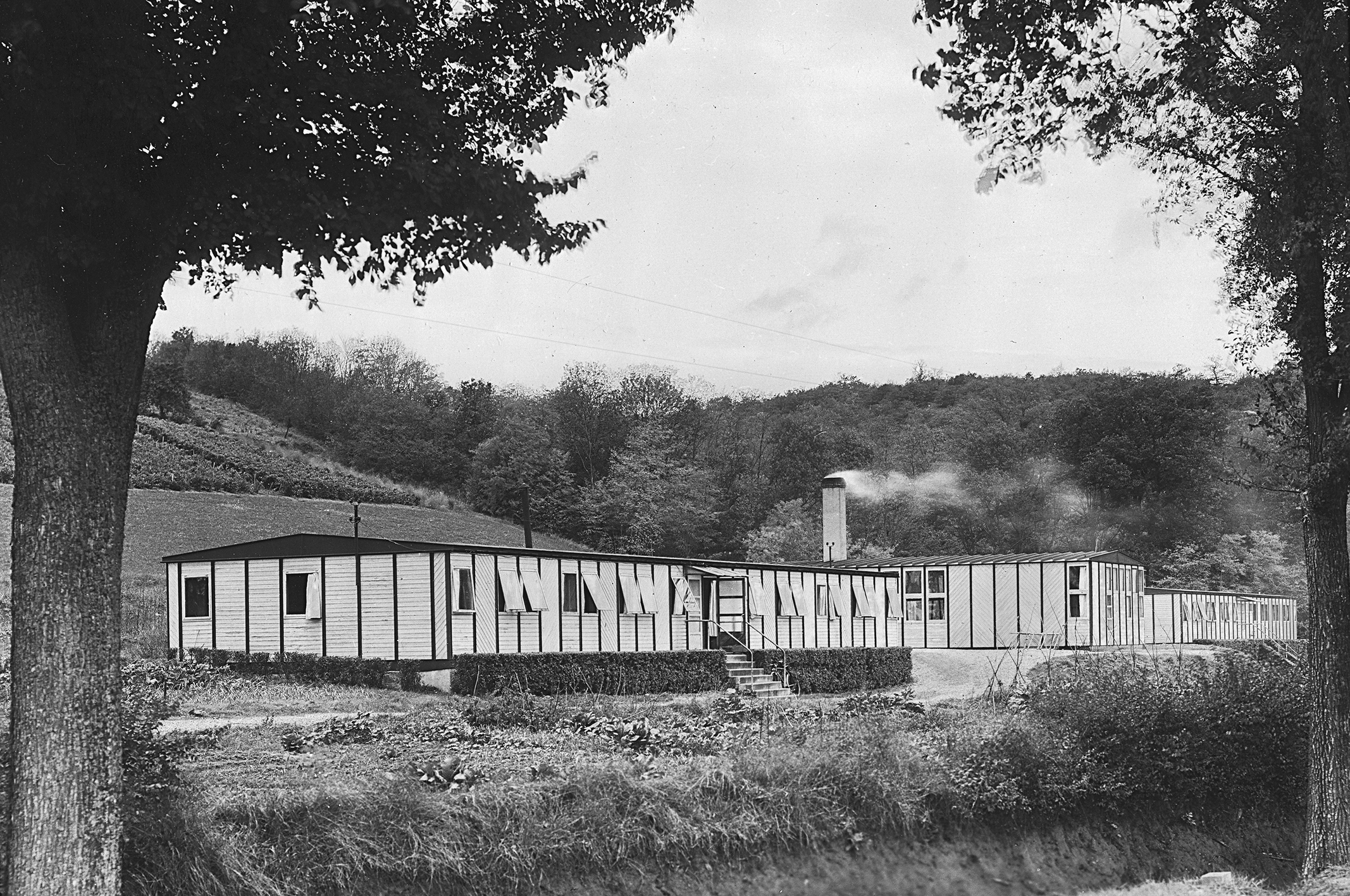 SCAL demountable pavilions. Construction system Jean Prouvé, Pierre Jeanneret, architect. Two buildings of accommodation for the engineers, flanking the “clubhouse” serving as refectory and meeting room, Issoire, 1940–1941.