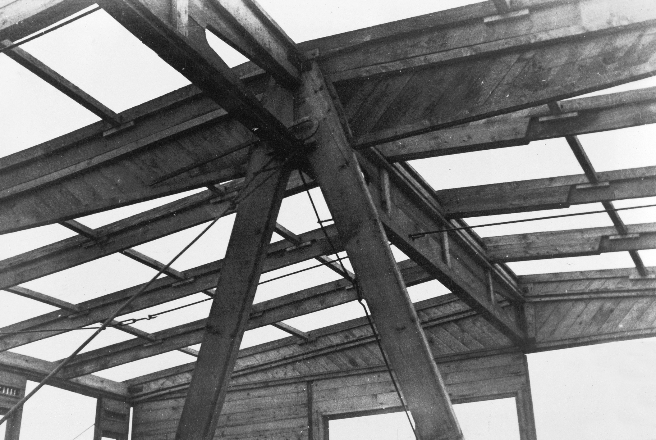 Maison démontable F 8x8 BCC. Système constructif Jean Prouvé, Pierre Jeanneret, architecte. Montage, détail du portique bois en V renversé, Saint-Auban, 1941.