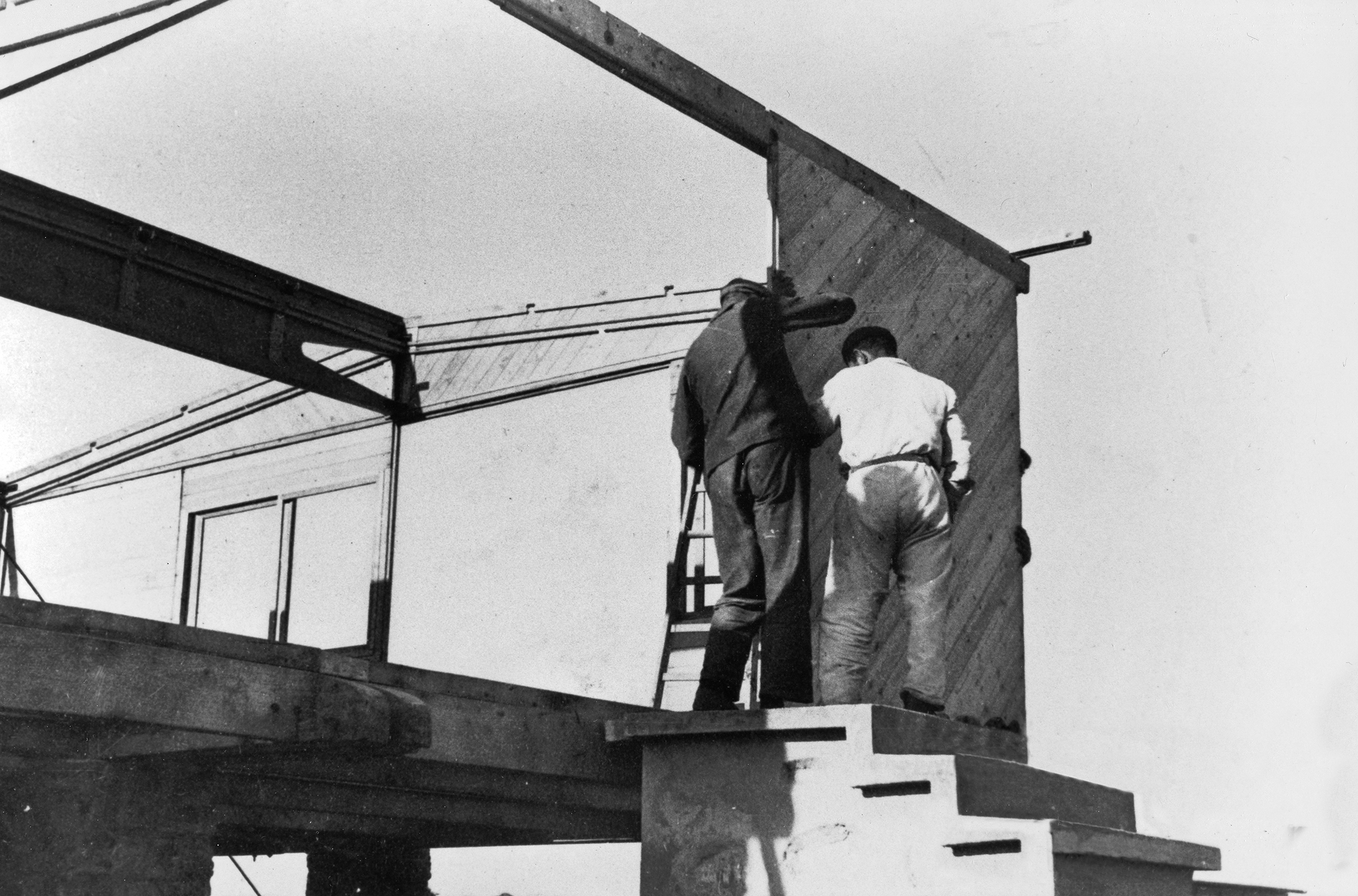 Maison démontable F 8x8 BCC. Système constructif Jean Prouvé, Pierre Jeanneret, architecte. Vue du chantier, Saint-Auban, 1941.