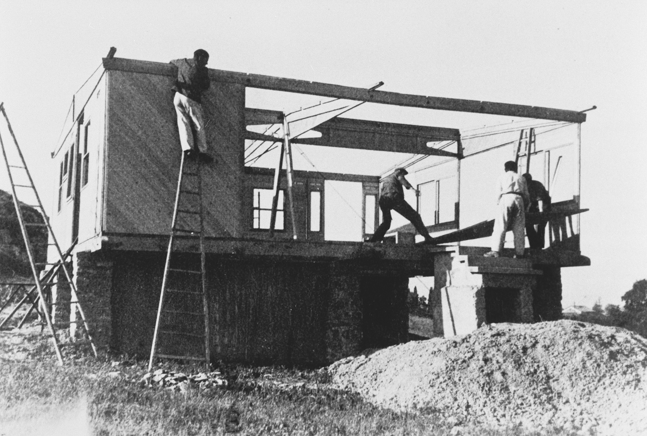 Maison démontable F 8x8 BCC. Système constructif Jean Prouvé, Pierre Jeanneret, architecte. Vue du chantier, Saint-Auban, 1941.