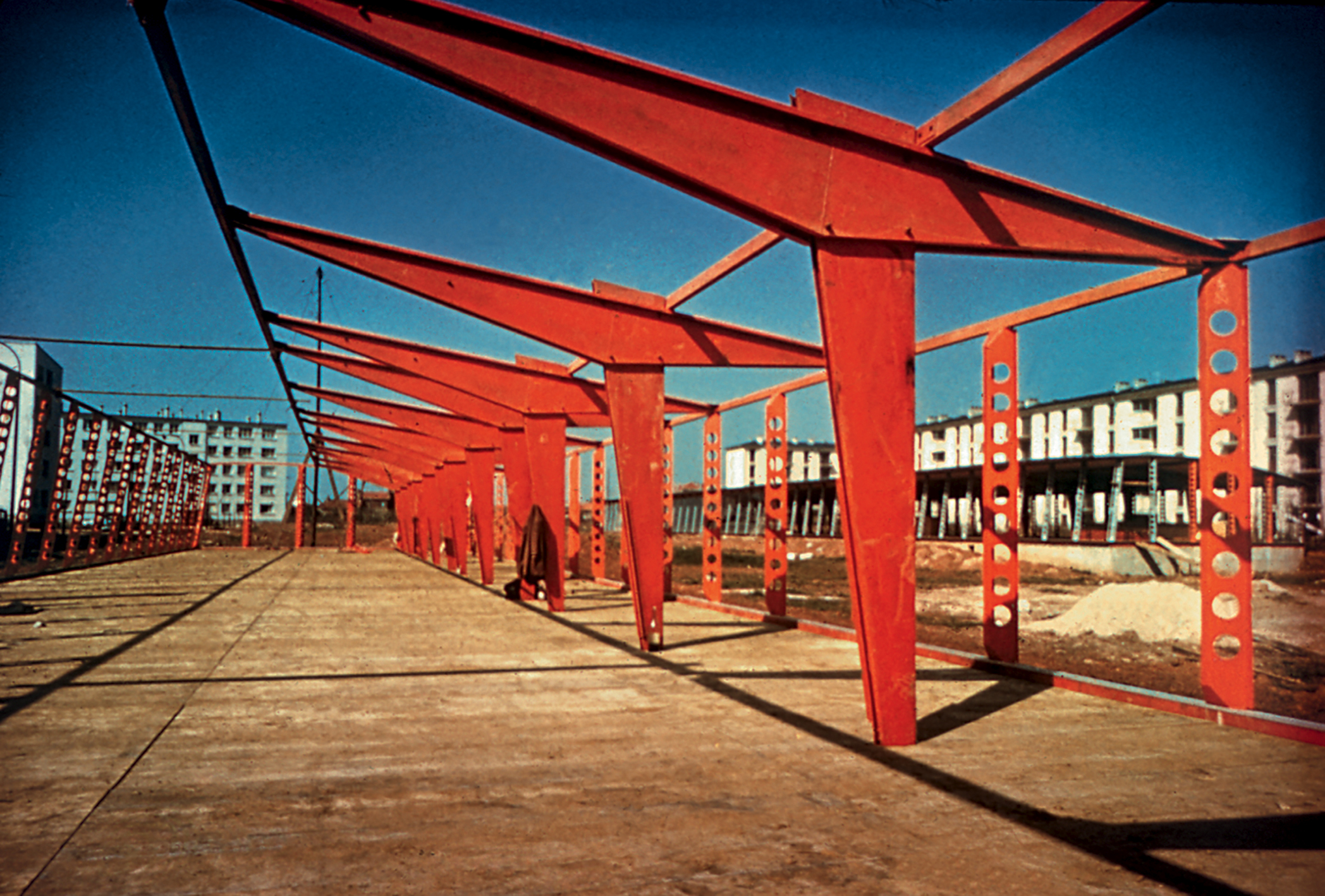 Temporary school. Views of the assembled loadbearing structure (struts, joists, and ventilating posts) and of the grid of a building, Villejuif, 1957.