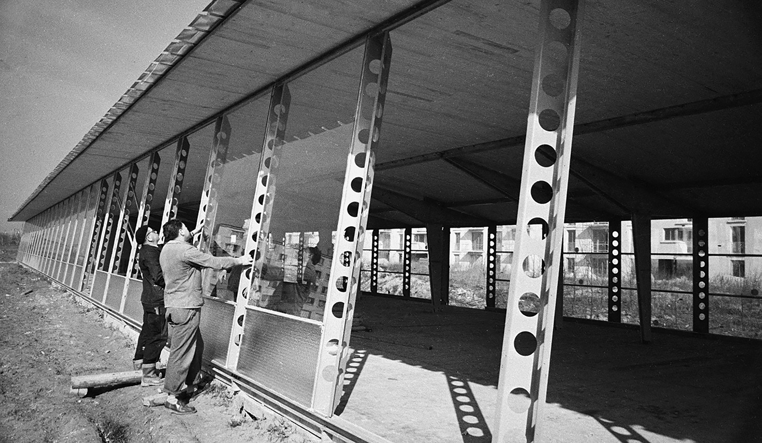 École provisoire. Vue de la façade principale et des poteaux aérateurs, Villejuif, 1957.