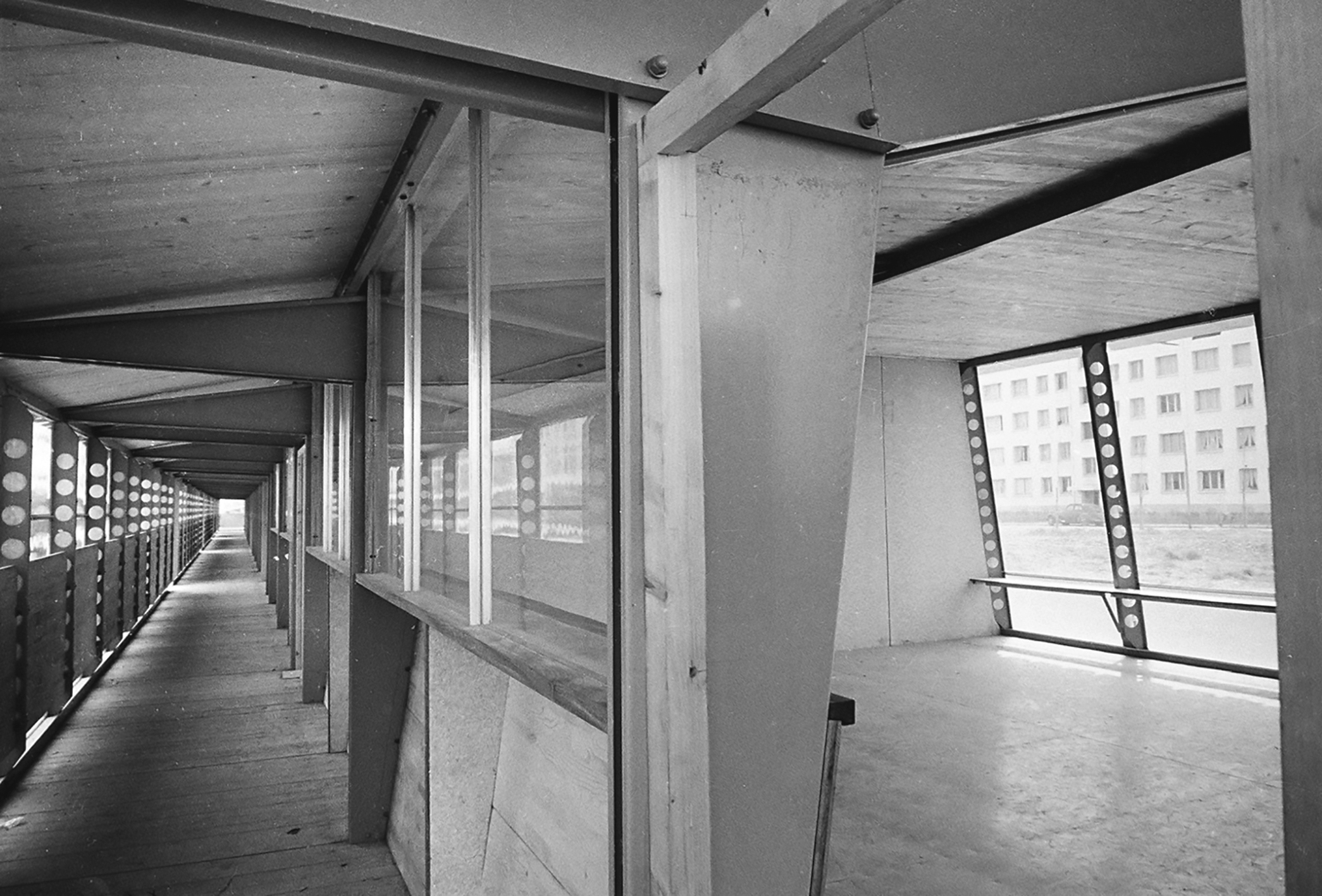 École provisoire. Vue intérieure après installation des cloisons formant tablette du côté classe et vestiaire du côté couloir, Villejuif, 1957.