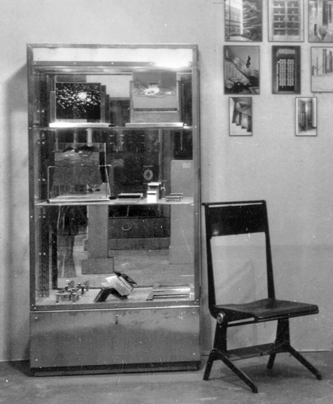 Vitrine, tôle d’acier inoxydable pliée et verre, 1929. Provenance : hôtel de l’Ermitage, Vittel.