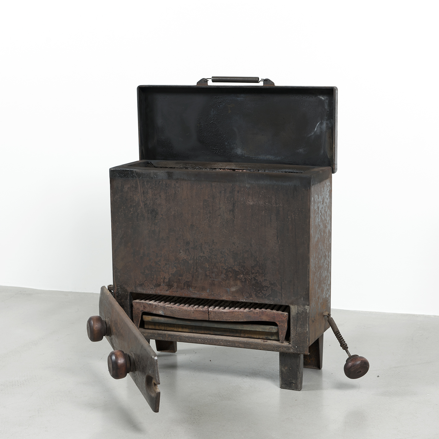 Fourneau Pyrobal, 1941. Tôle d’acier pliée et brique réfractaire, bois bakélisé.