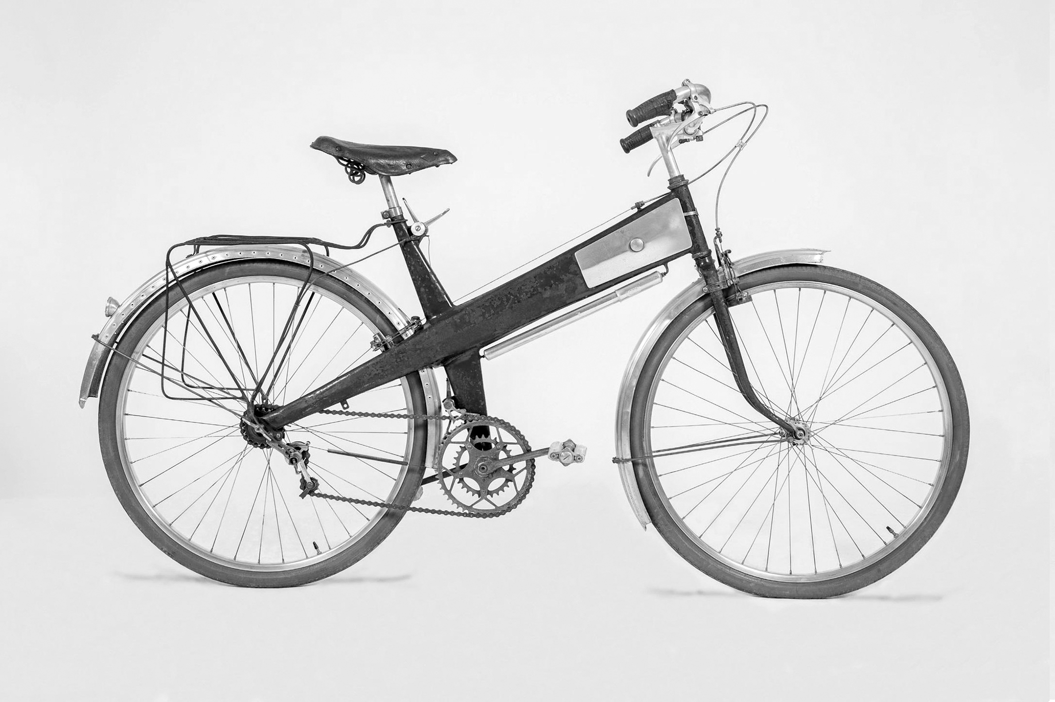 Bicyclette, 1941. Tôle d’acier pliée et aluminium.