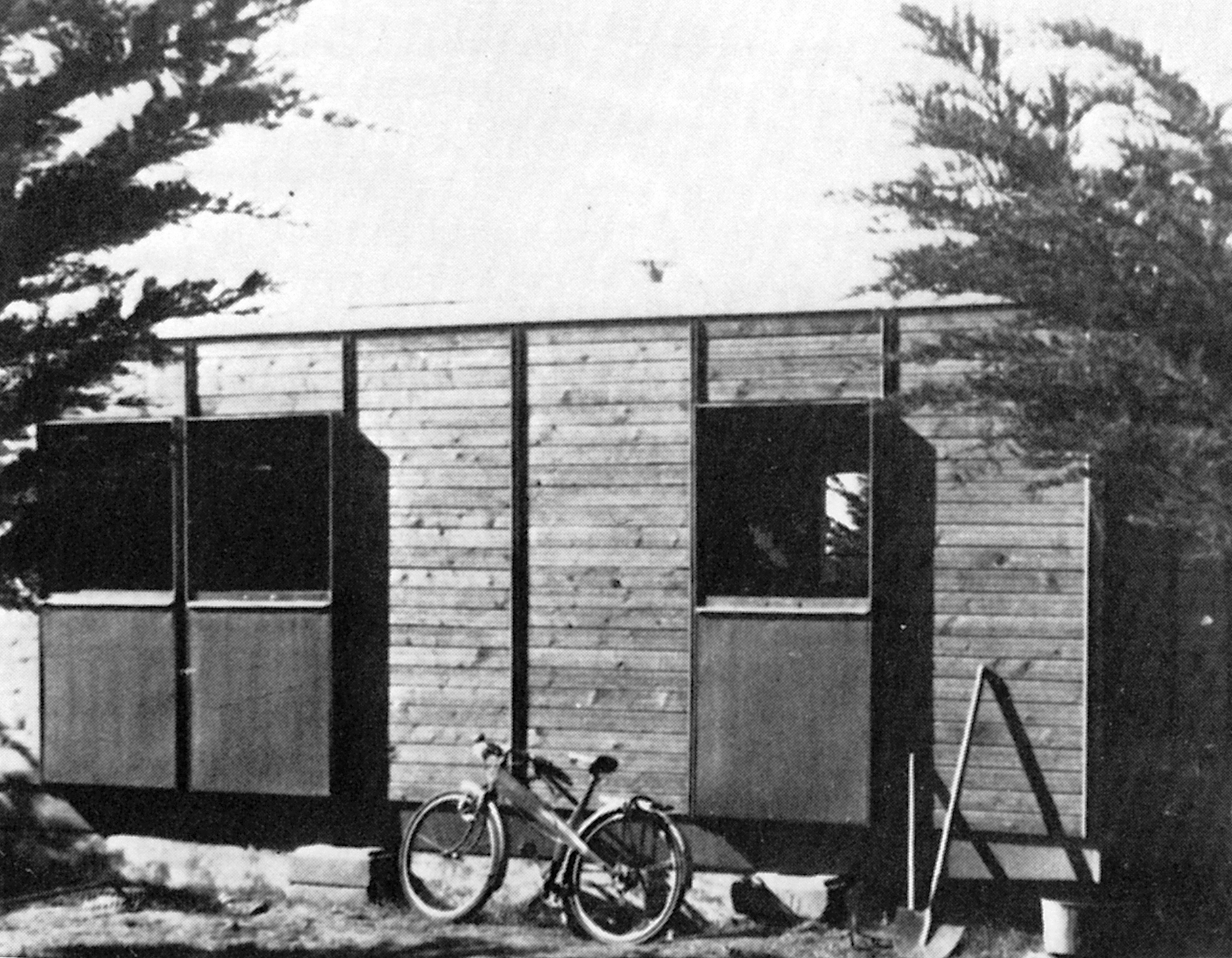 Bicycle in front of the 8x8 demountable house, prototype assembled during the summer for the Prouvé family’s vacation, Carnac, 1946.