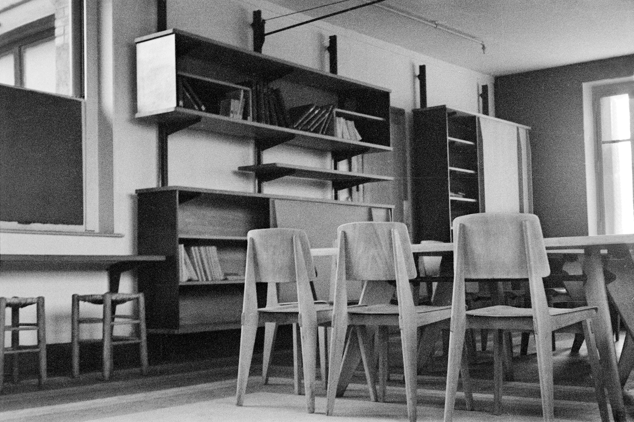 Foyer du personnel de l’imprimerie Berger-Levrault, Nancy, c. 1942. Ensemble de chaises Tout Bois et meubles suspendus sur crémaillères.