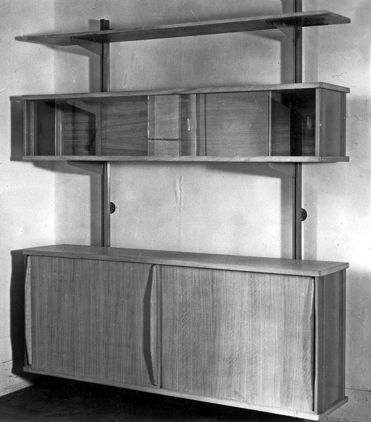Meuble suspendu. Système avec poteaux à crémaillères et consoles, équipé d’un bahut standard, d’un petit bahut et d’une étagère. Modèle d’exposition, c. 1947.