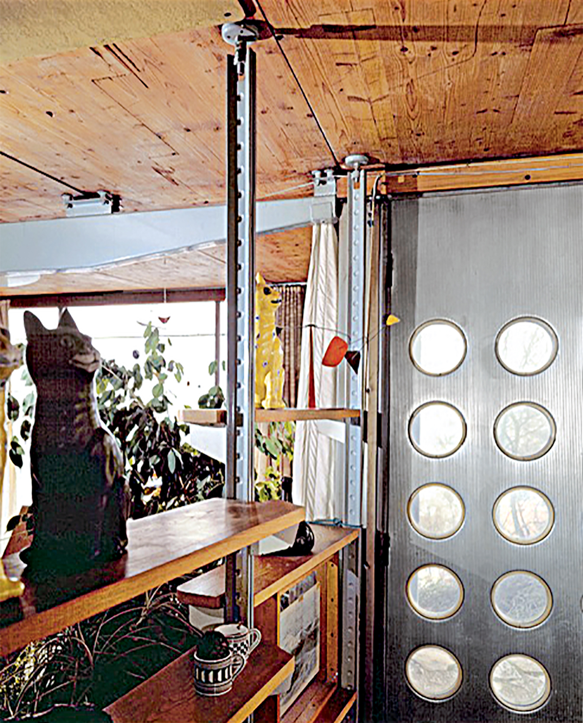 Étagère suspendue sur vérins, à crémaillères et le mobile Saché d’Alexander Calder dans la maison de Jean Prouvé, Nancy, s. d.