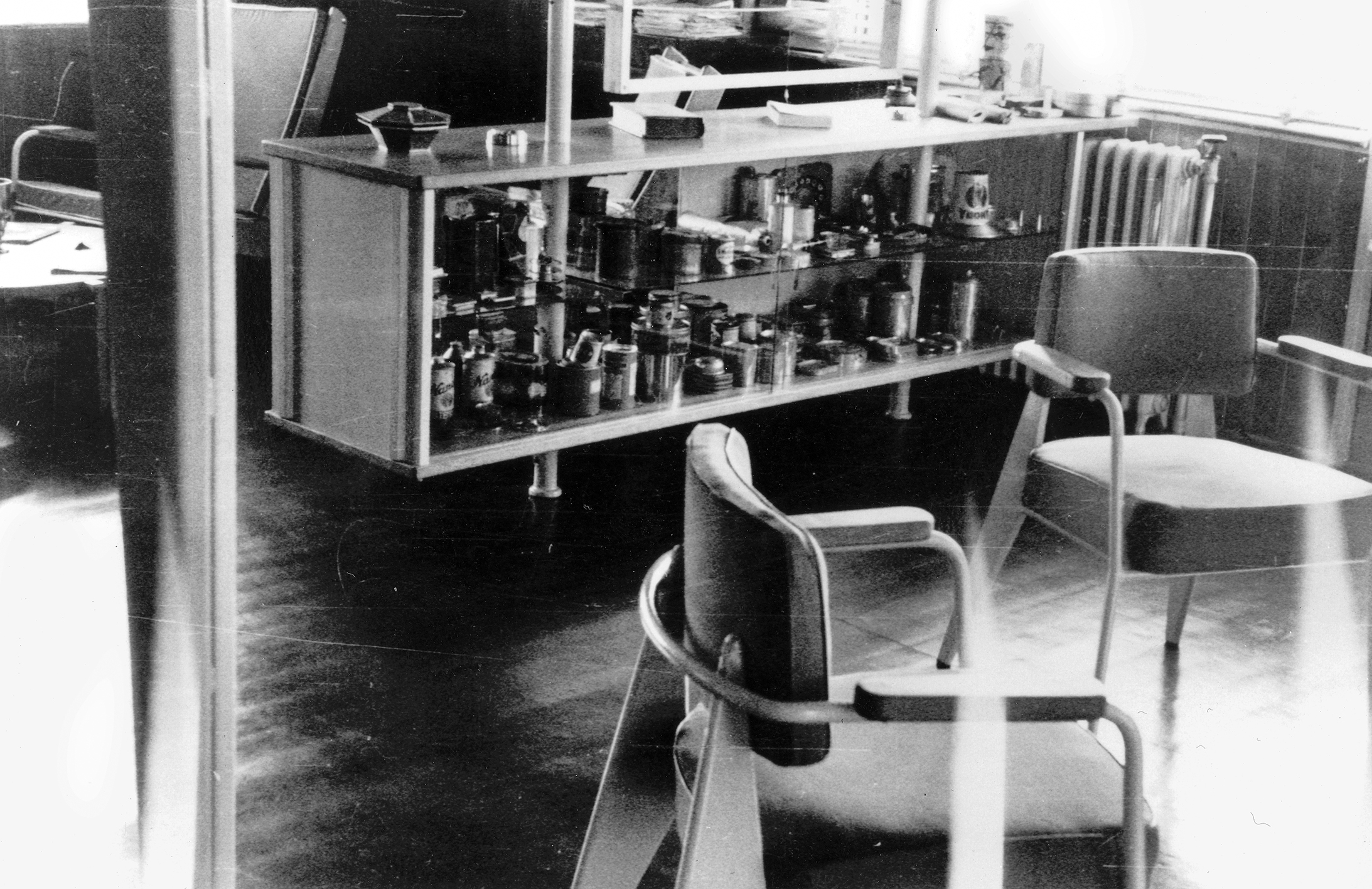 Bureau de Pierre Bindschedler, usine Ferembal, Nancy, 1949. Meuble équilibré formant séparation.