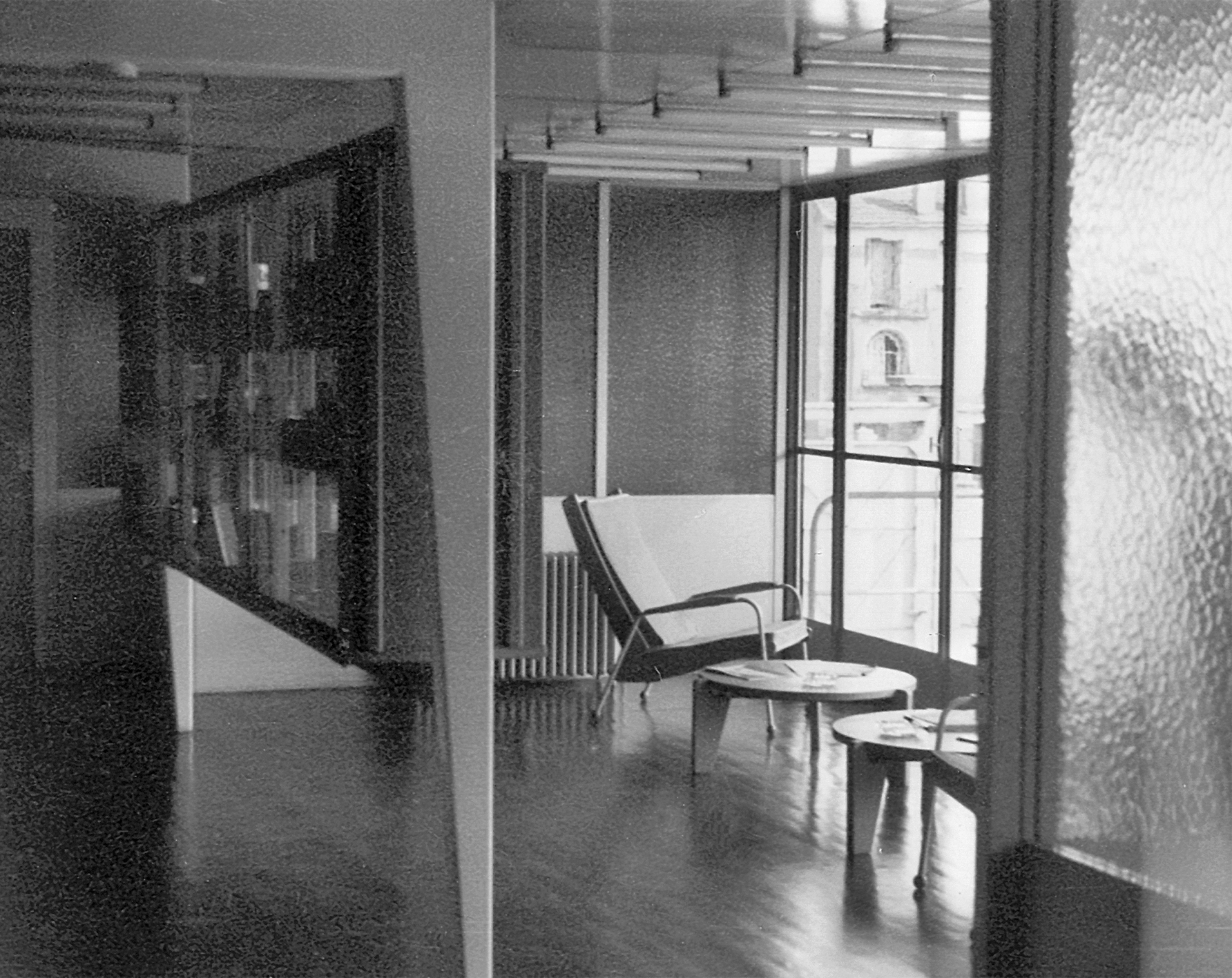 Hall d’entrée des bureaux de l’usine Ferembal, Nancy (H. Prouvé, arch., 1948), 1949.