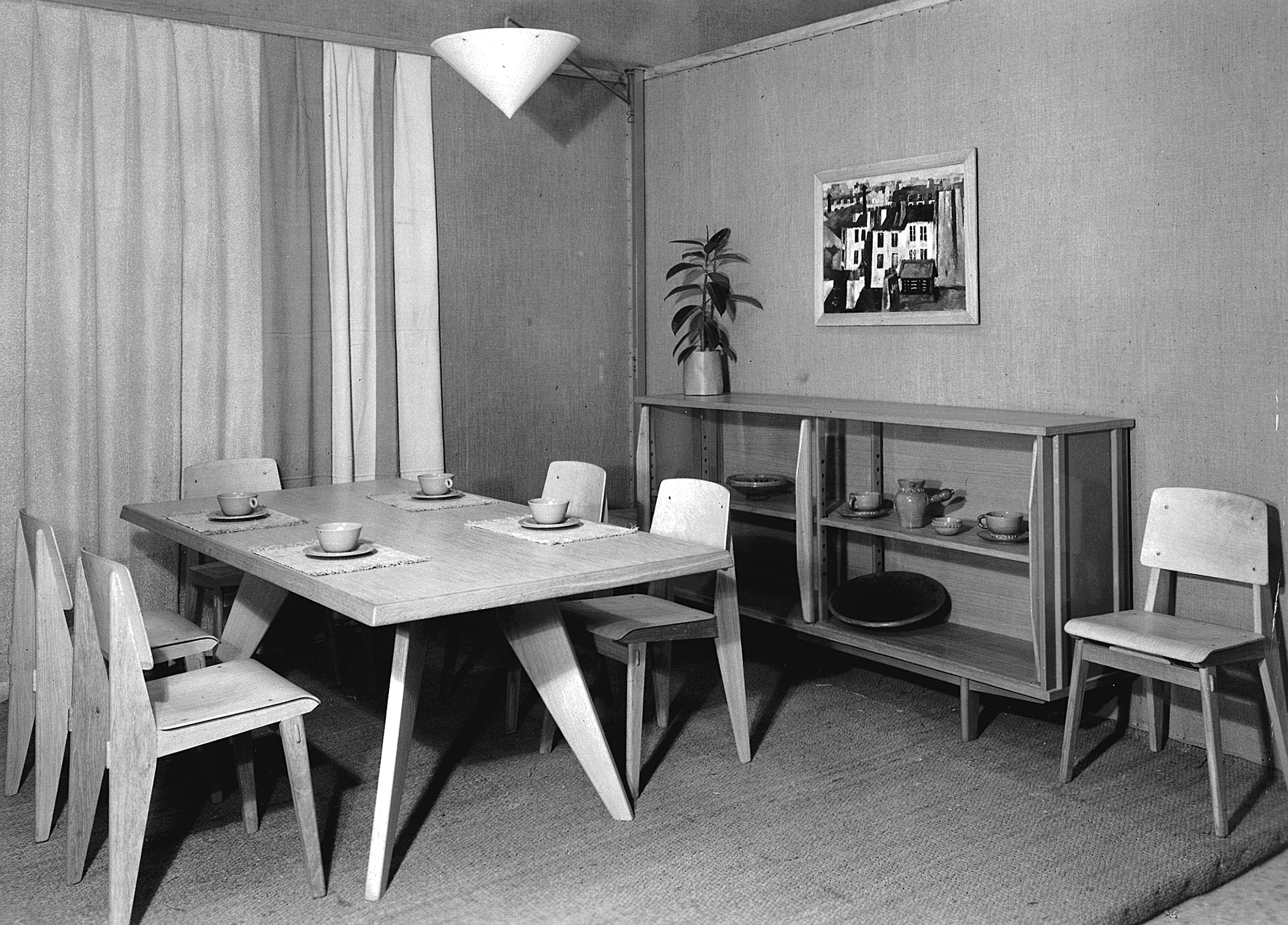 Ensemble « salle à manger » lauréat du concours Mobilier de France, 1947 : chaises Tout Bois, table S.A.M. TS 11 et bahut BA 11 à portes en Plexiglas.