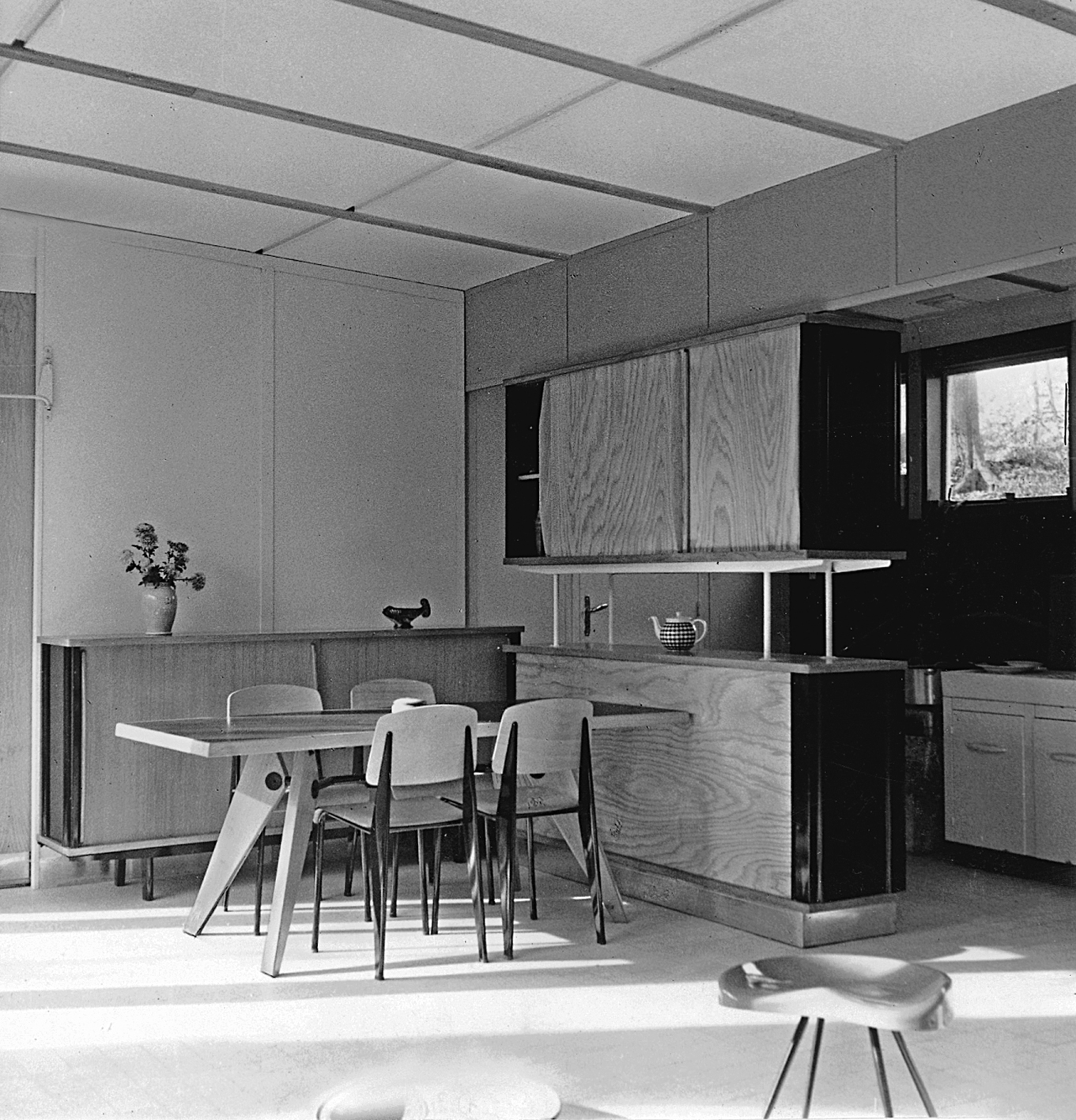 Coque house, Meudon (H. Prouvé and A. Sive, arch., 1951). Dining area with a special cabinet (two superimposed cabinets no. 150 forming an interior window).
