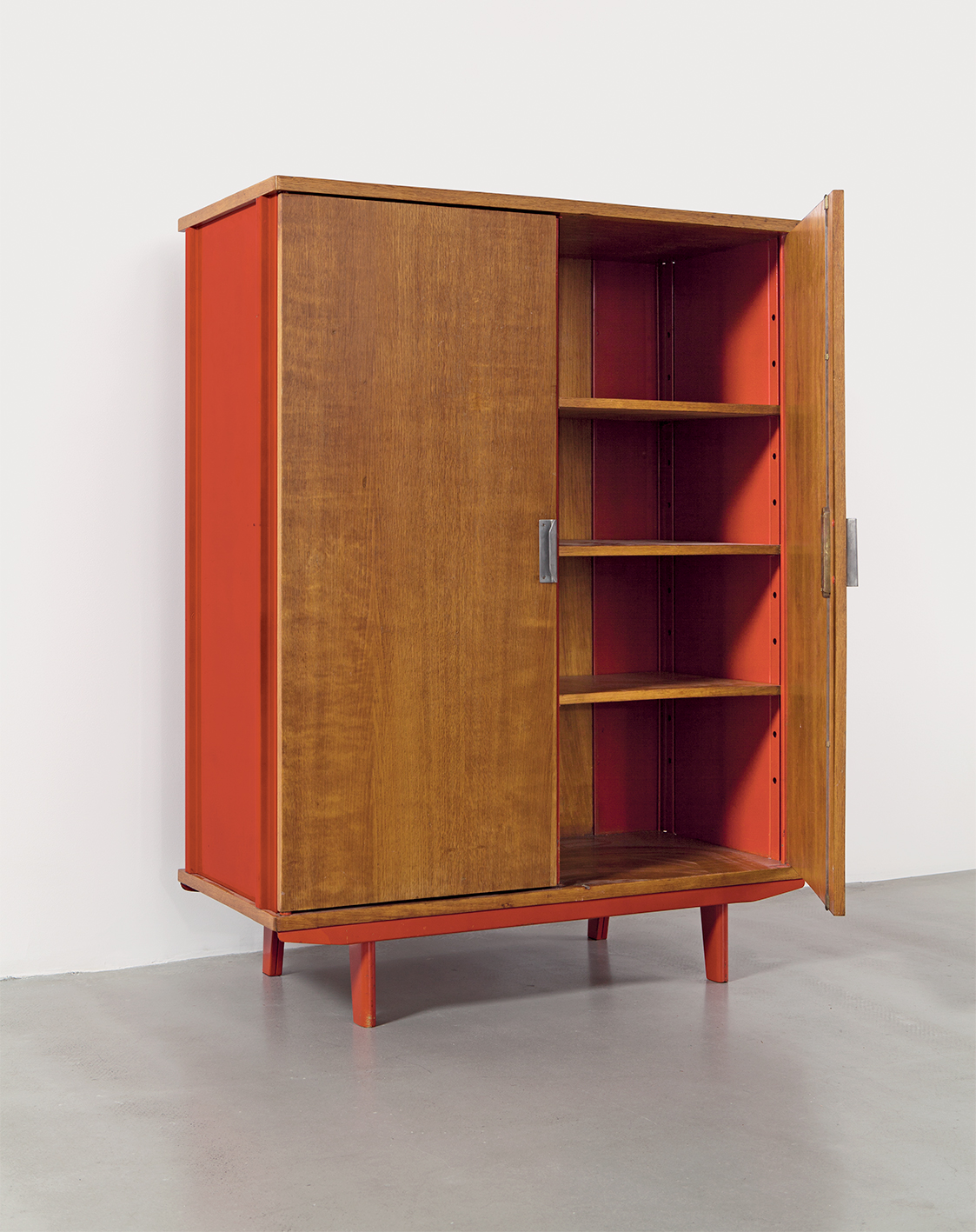 Wardrobe no. 100, variant with outwardopening doors, 1952. Provenance: Cité Universitaire, Nancy (2nd series of furnishings).
