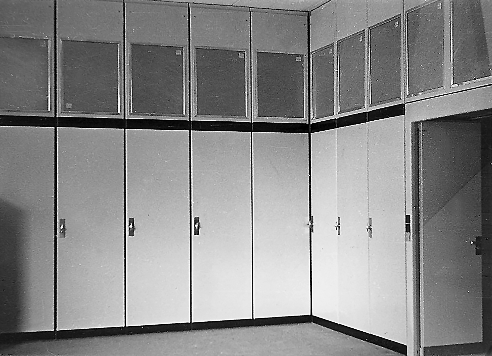 Aménagement des bureaux avec des cloisons-armoires insonorisées amovibles (système breveté), 1946-1948. Centre de chèques postaux, Bruxelles (V. Bourgeois, arch., 1937-1949).