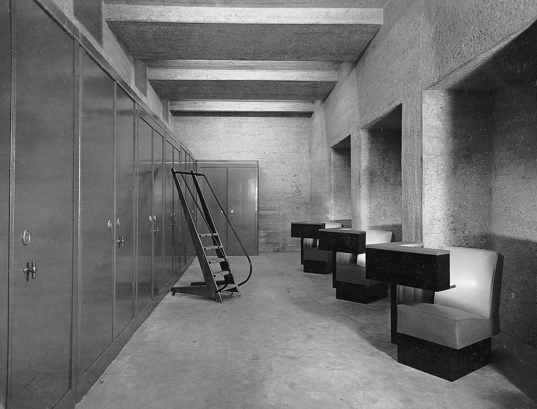 Société Générale, Douai (H. Chomette, arch., 1951). Salle des coffres équipée d’un escabeau roulant.