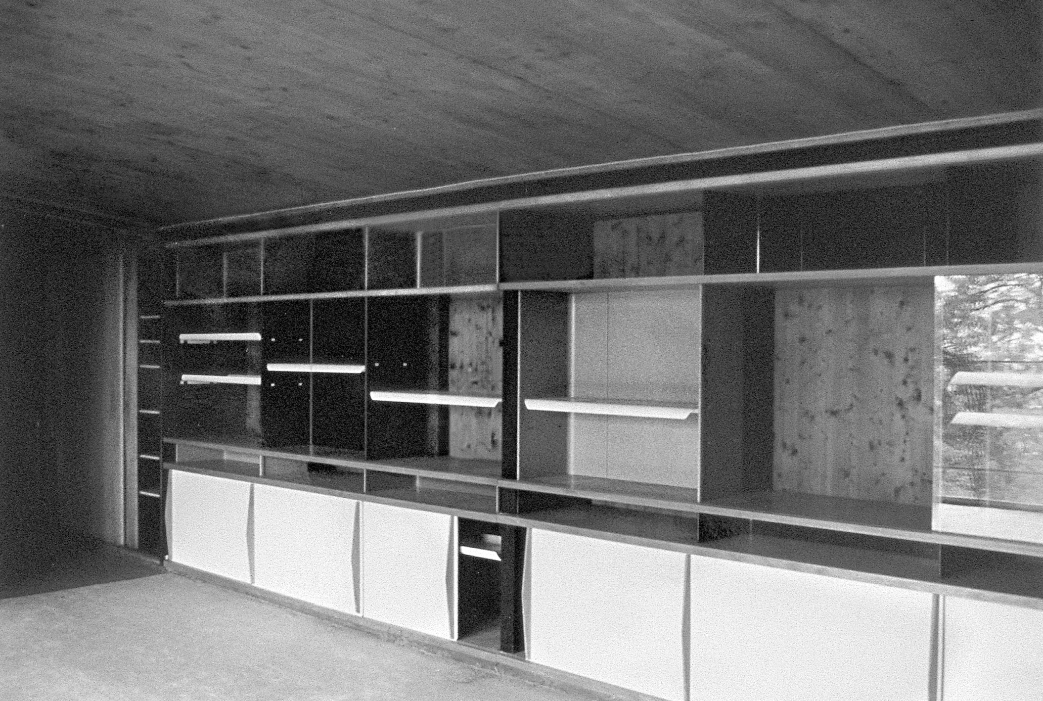 Maison de Jean Prouvé, Nancy. Bibliothèque spéciale aménagée entre les supports d’ossature, 1955