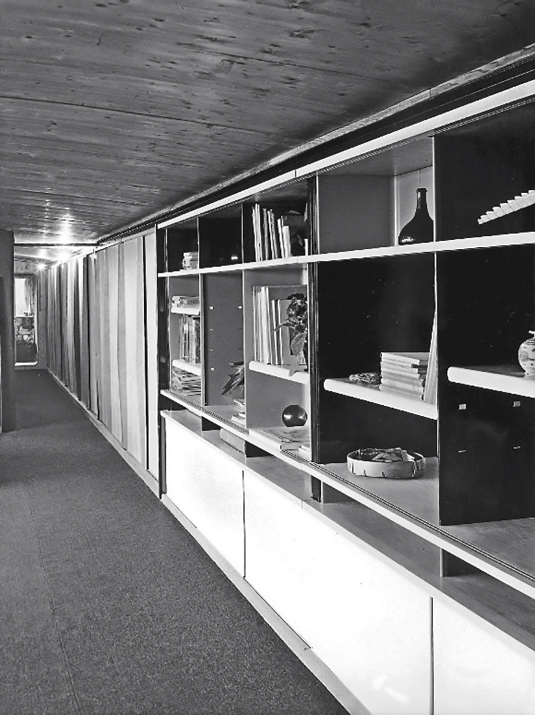 Maison de Jean Prouvé, Nancy. Bibliothèque spéciale aménagée entre les supports d’ossature, 1955-1956.