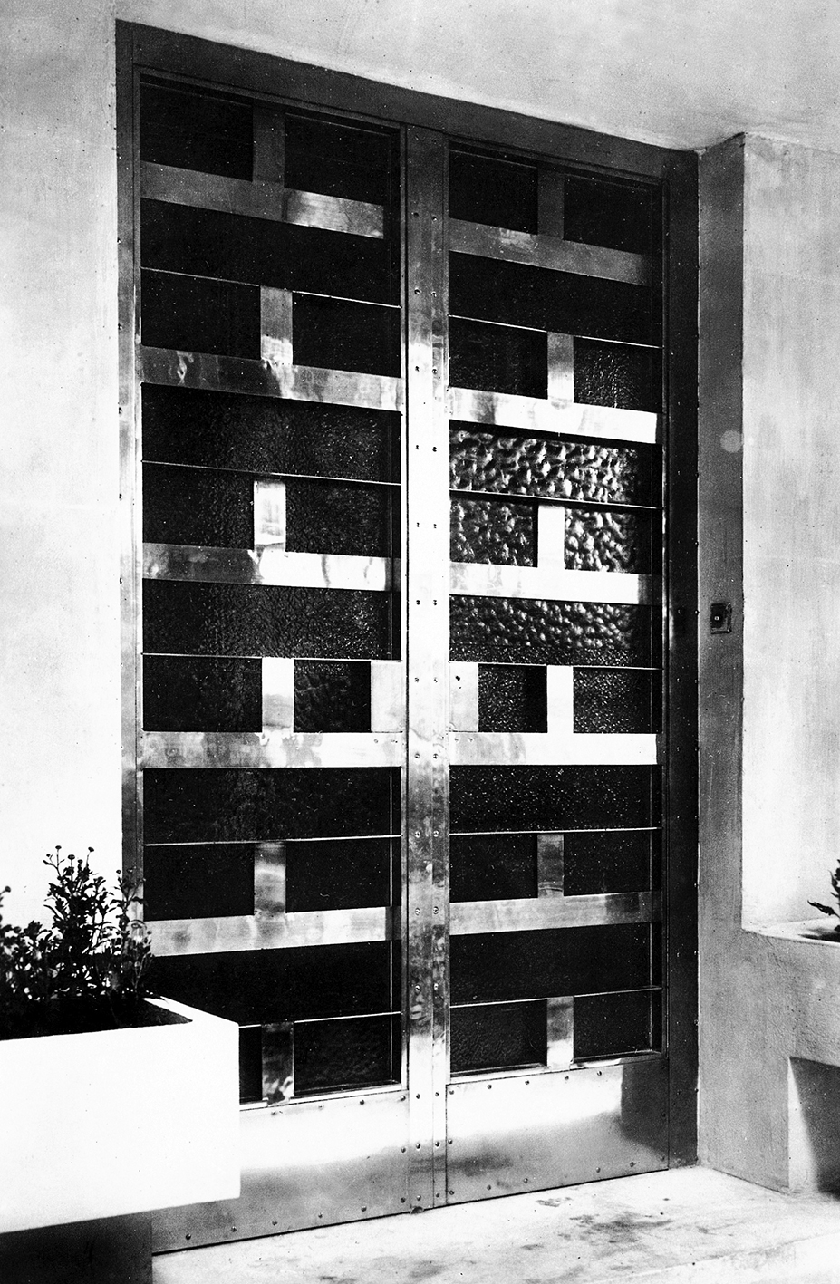 Porte d’entrée pour la maison Gompel, 1923 (R. Mallet-Stevens, arch.). Acier inoxydable poli.